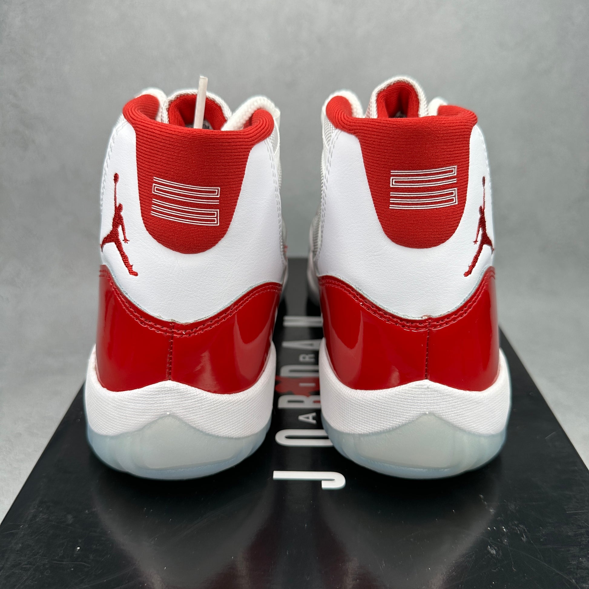 Jordan 11 Retro Cherry (2022) VNDS *pre-owned* SIZE 9