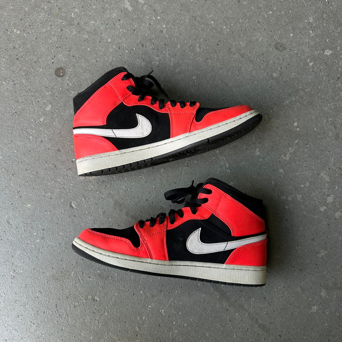Jordan 1 Mid Infrared 23 *pre-owned* (SIZE 9.5)