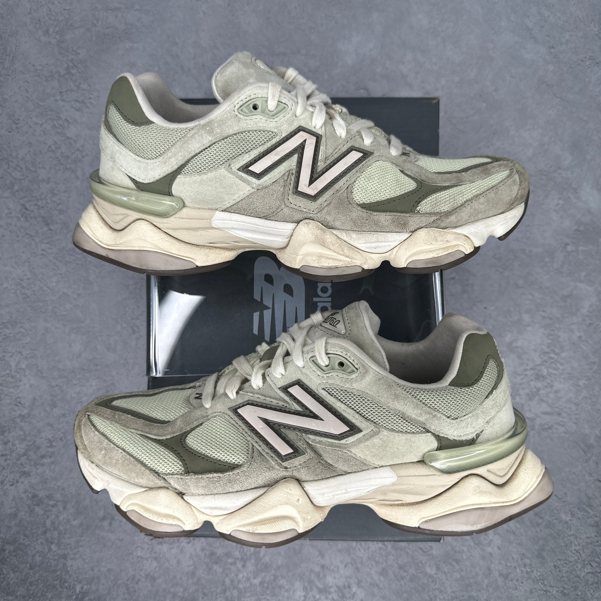 New Balance 9060 Olivine *pre-owned* SIZE 9