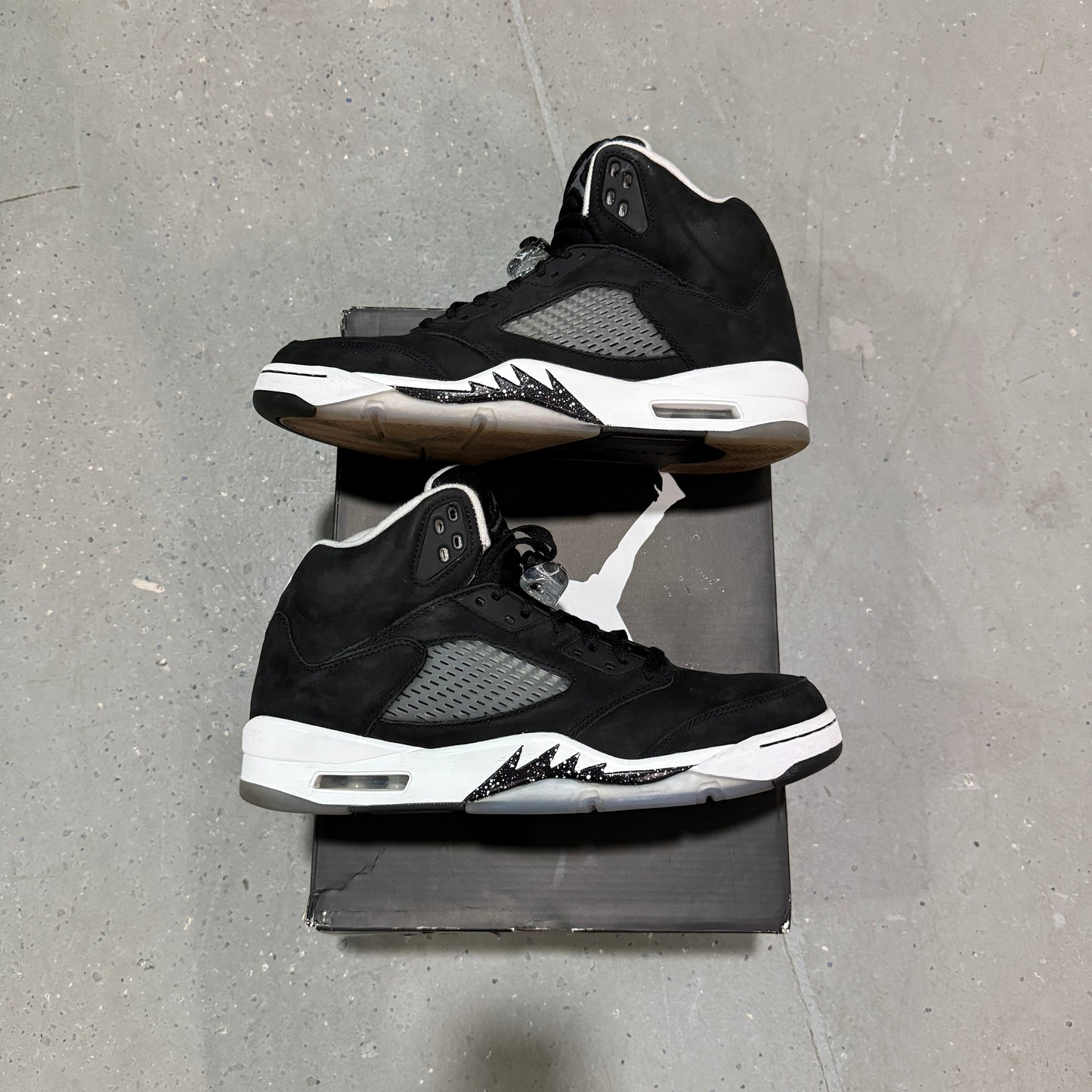 Jordan 5 Retro Moonlight Oreo *pre-owned* (SIZE 10)