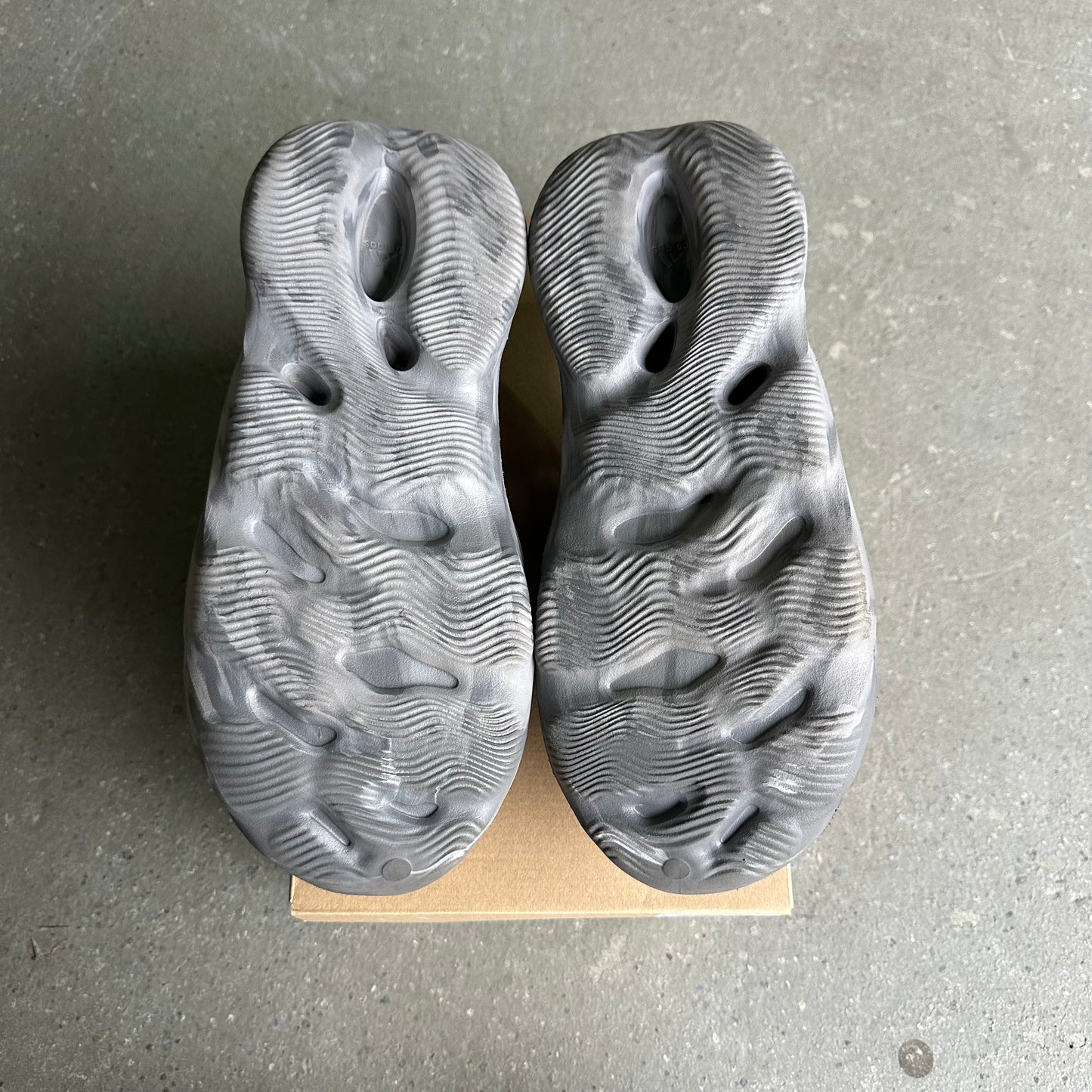 adidas Yeezy Foam RNR MX Granite *pre-owned* VNDS (SIZE 11)