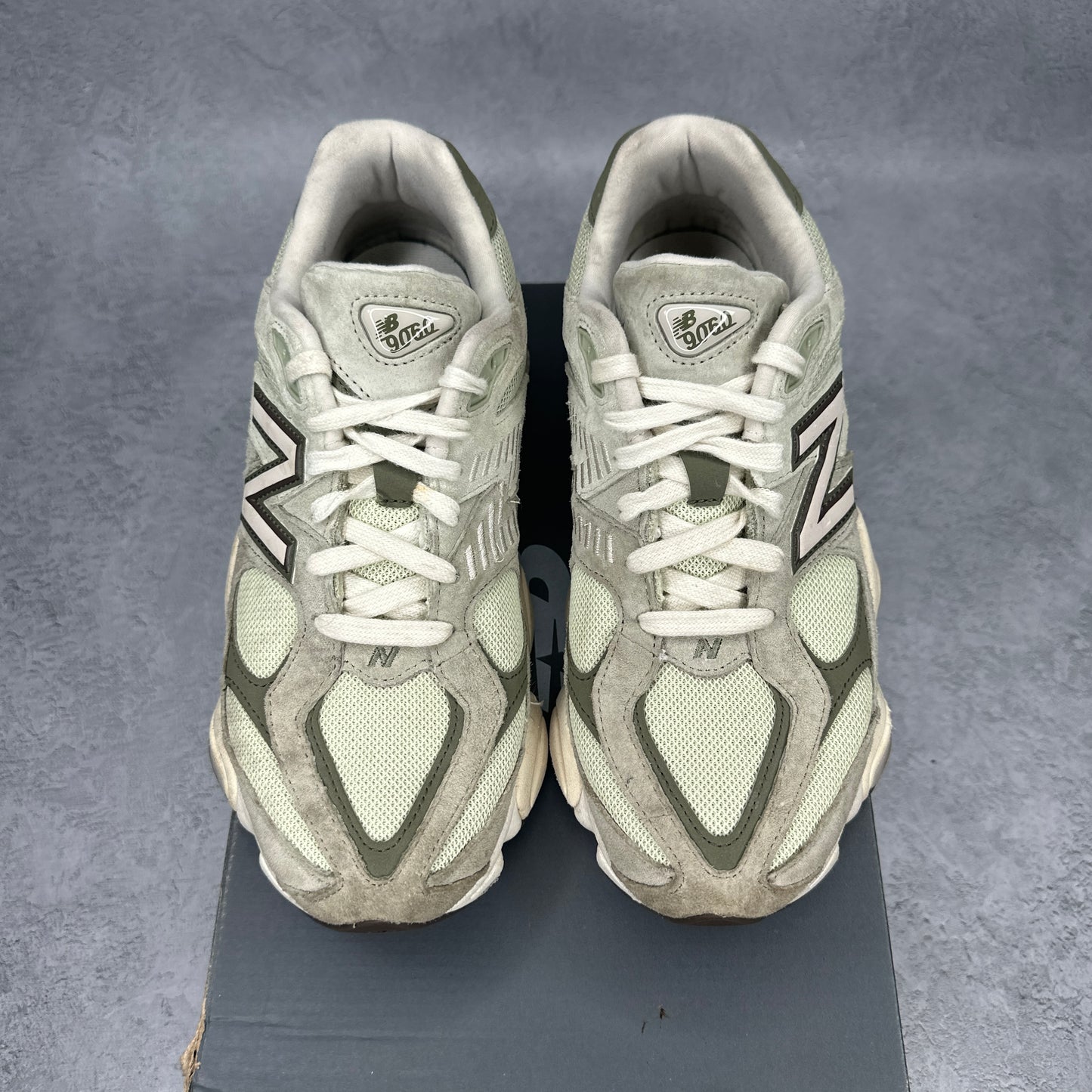 New Balance 9060 Olivine *pre-owned* SIZE 9