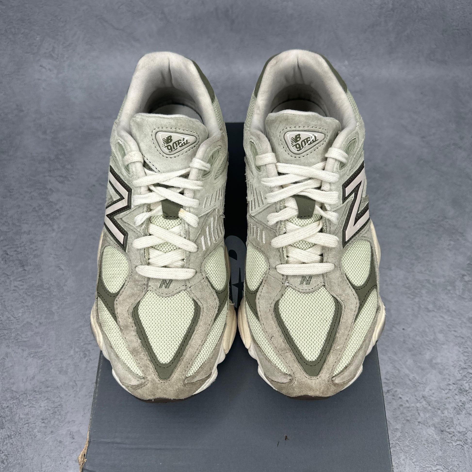 New Balance 9060 Olivine *pre-owned* SIZE 9