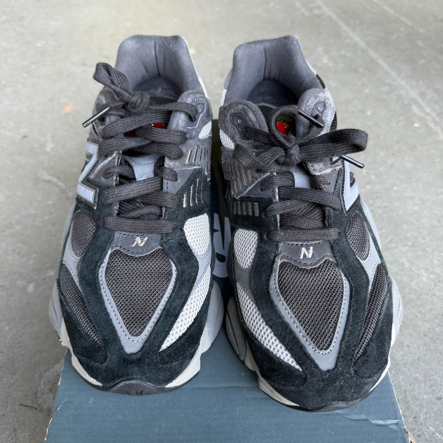 New Balance 9060 Black Castlerock Grey *pre-owned* (SIZE 8)