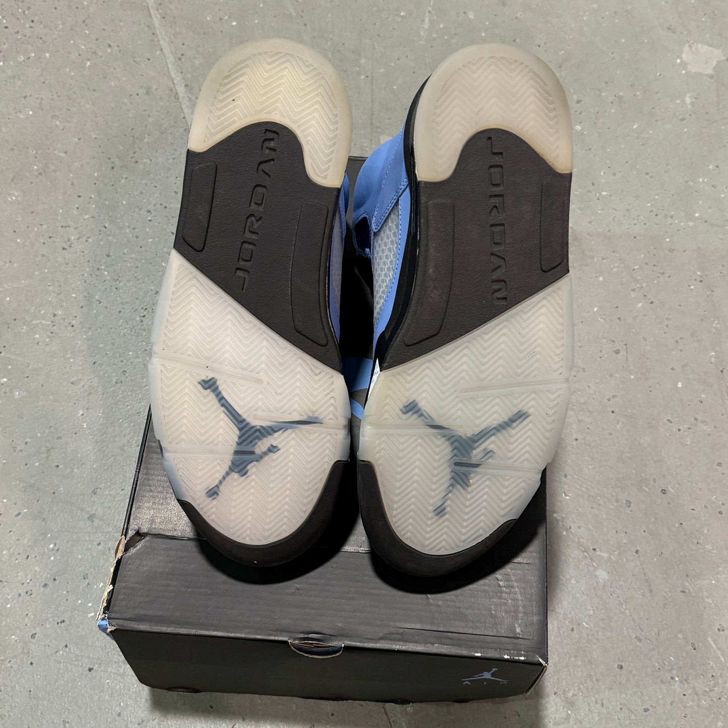 Jordan 5 Retro UNC University Blue *pre-owned* (SIZE 9.5)