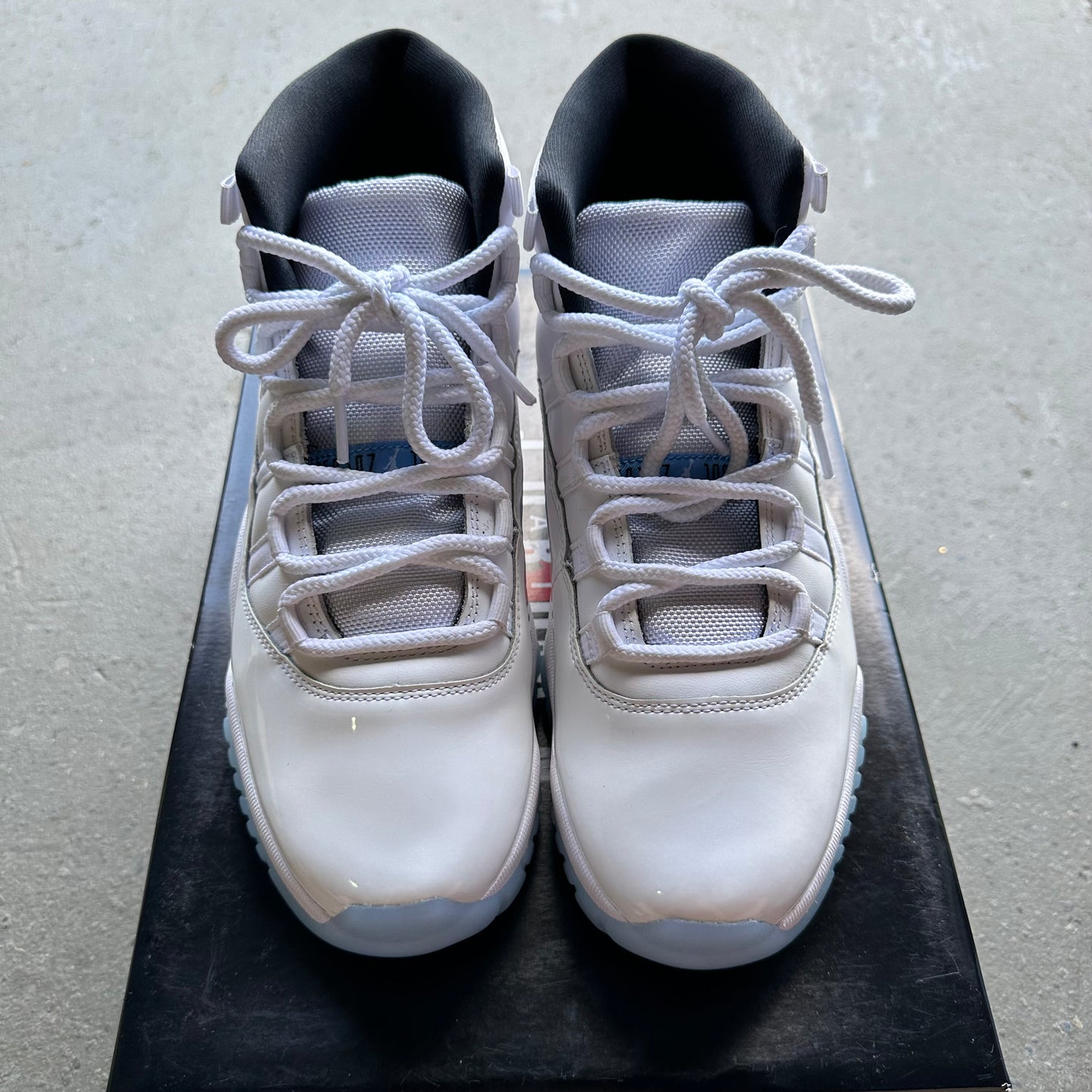 Jordan 11 Retro Legend Blue (2024) *pre-owned* (SIZE 9.5)