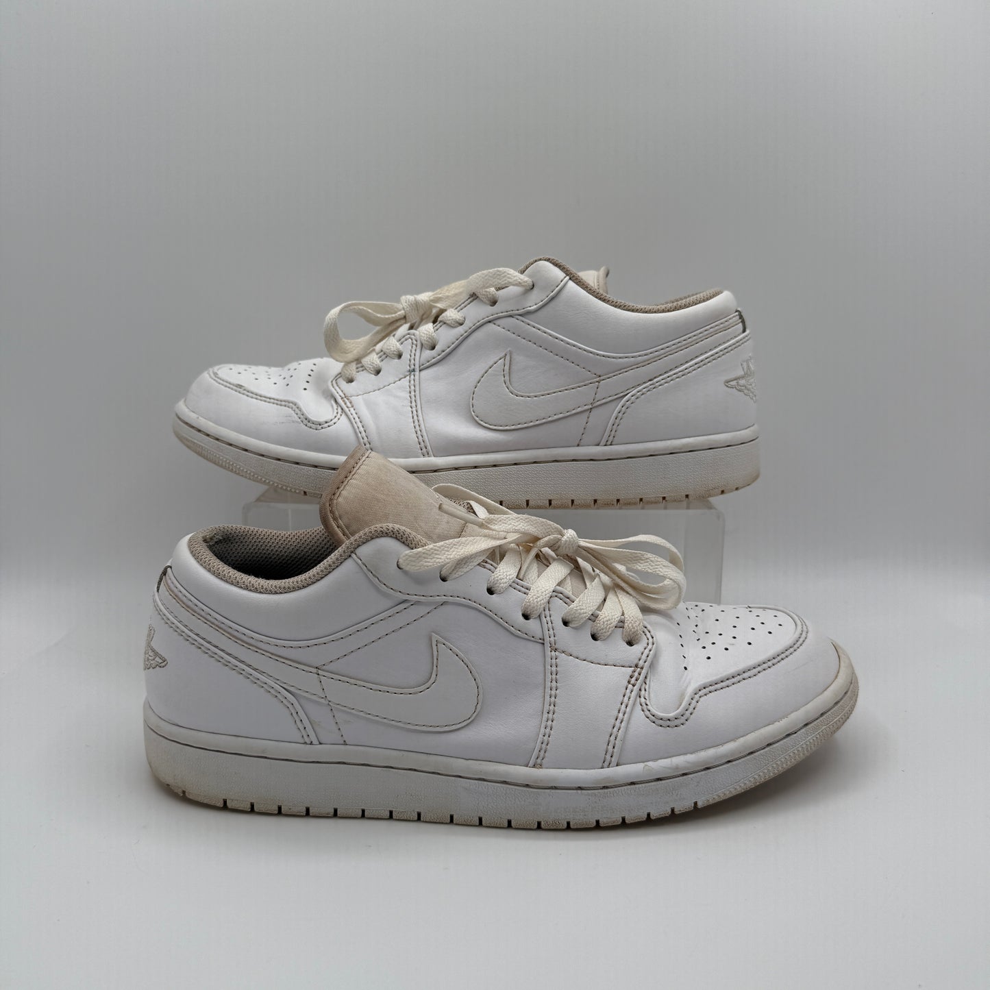 Jordan 1 Low Triple White *pre-owned* (SIZE 9.5)