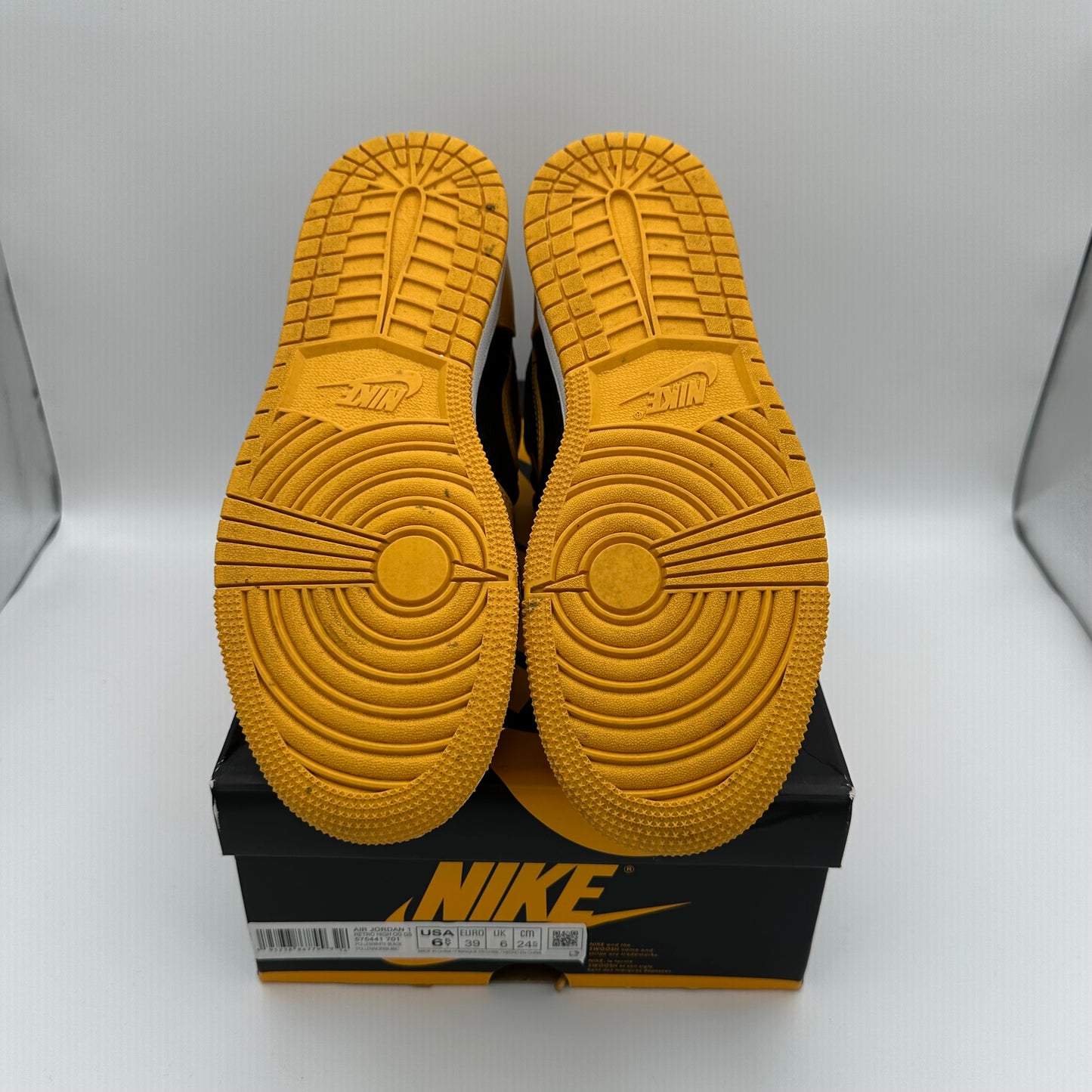 Jordan 1 Retro High OG Pollen *pre-owned* (SIZE 6.5Y)