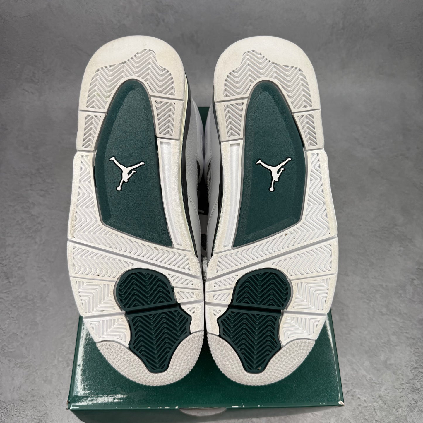 Jordan 4 Retro Oxidized Green *pre-owned* SIZE 9