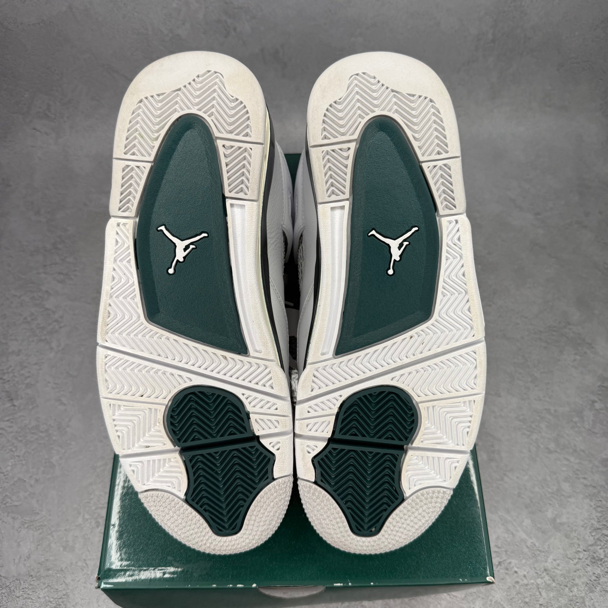 Jordan 4 Retro Oxidized Green *pre-owned* SIZE 9