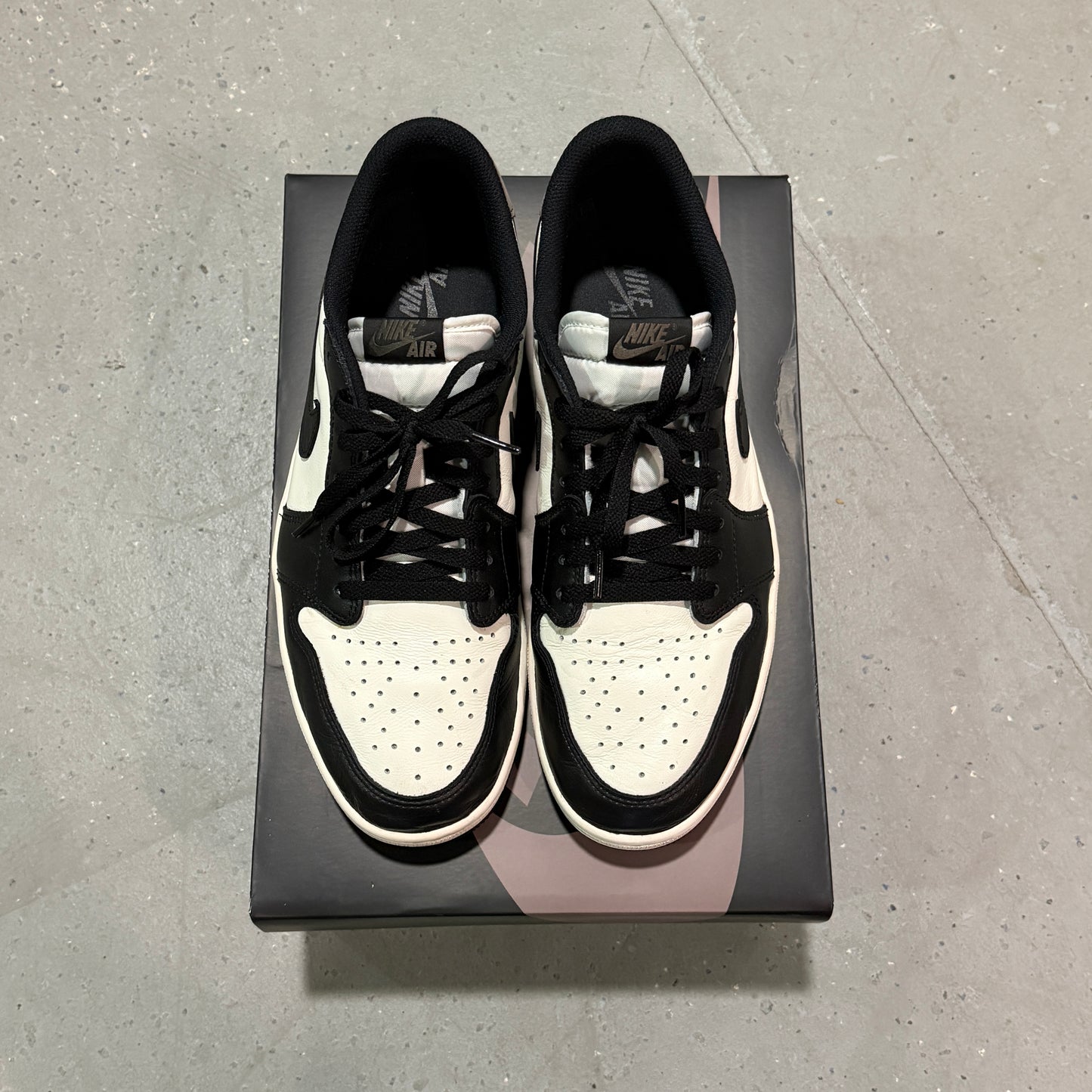 Jordan 1 Low OG Mocha *pre-owned* (SIZE 12.5)