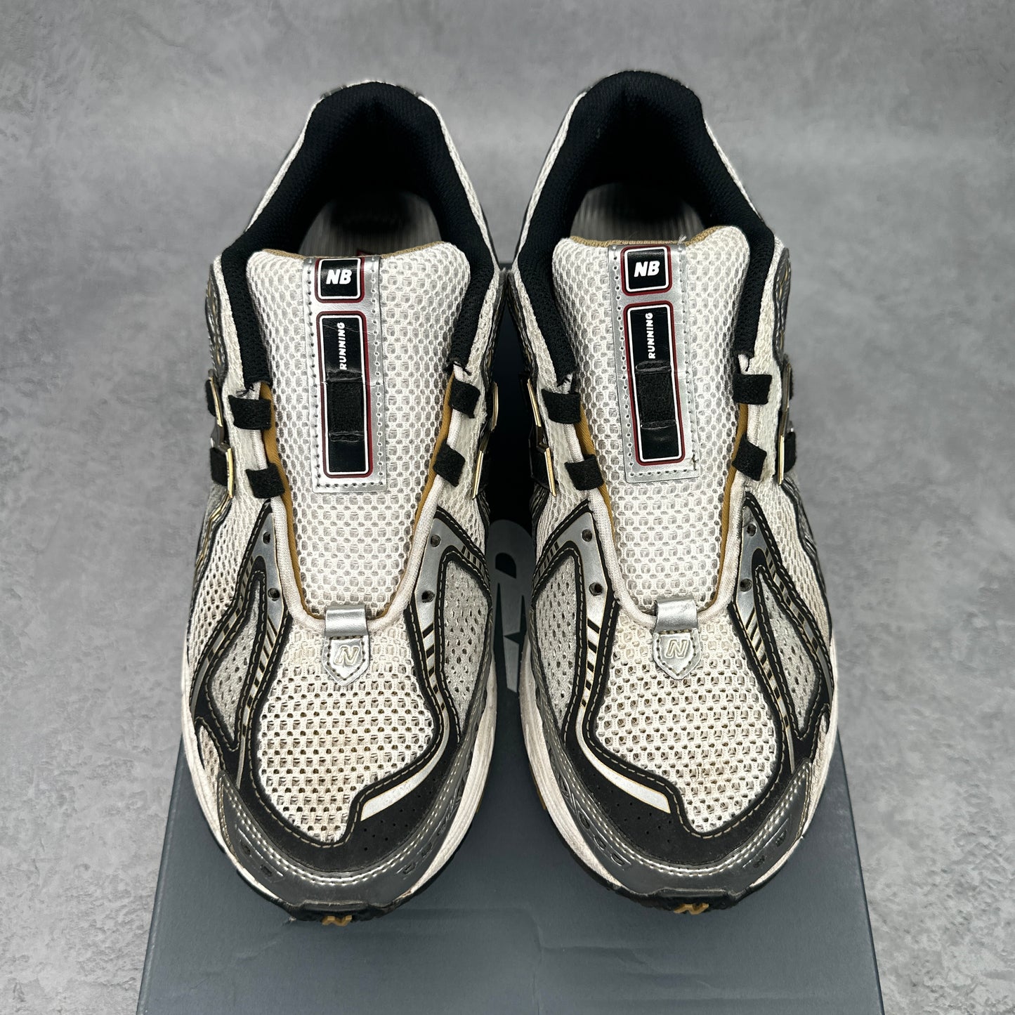 New Balance 1906R White Metallic Gold *pre-owned* SIZE 9