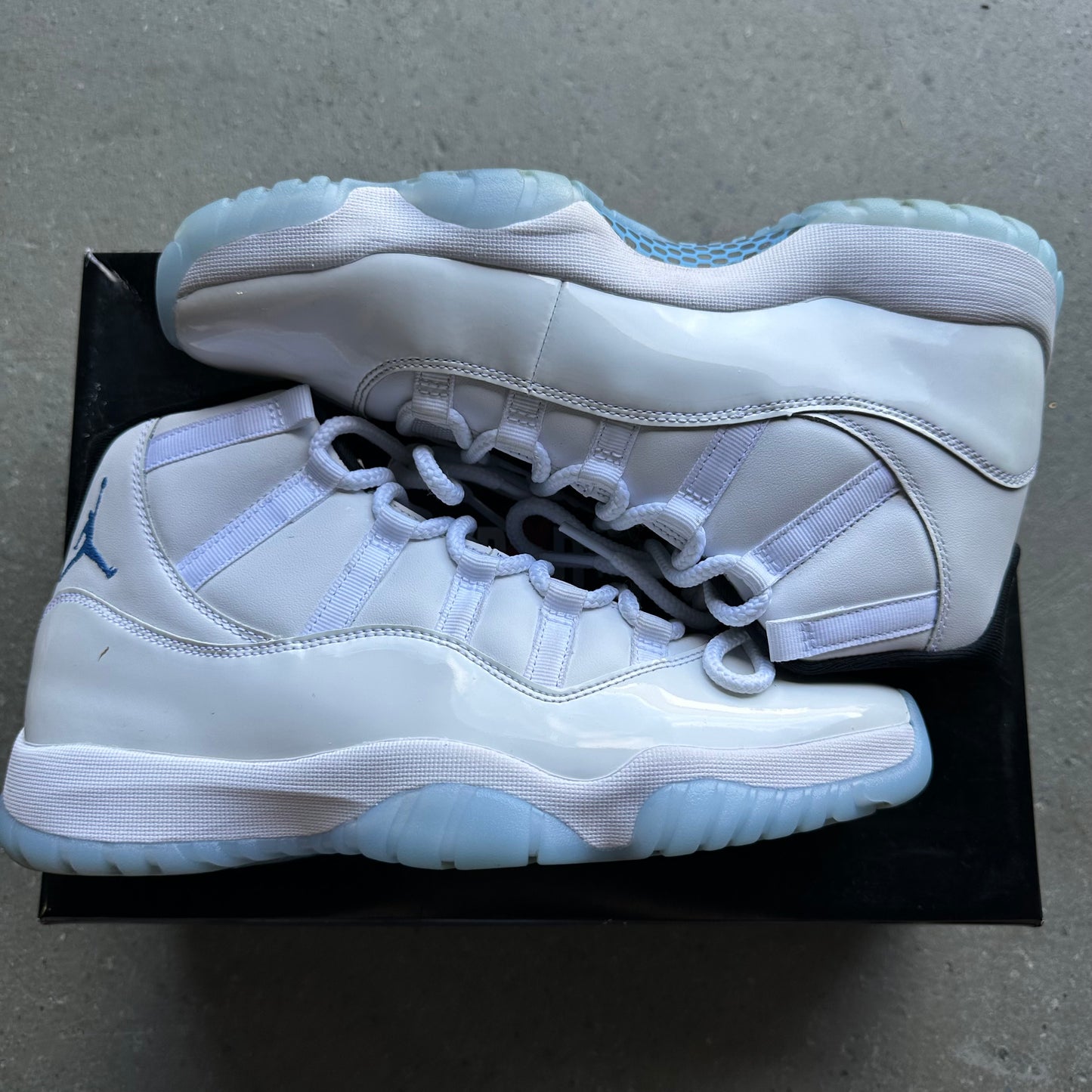 Jordan 11 Retro Legend Blue (2024) *pre-owned* (SIZE 9.5)