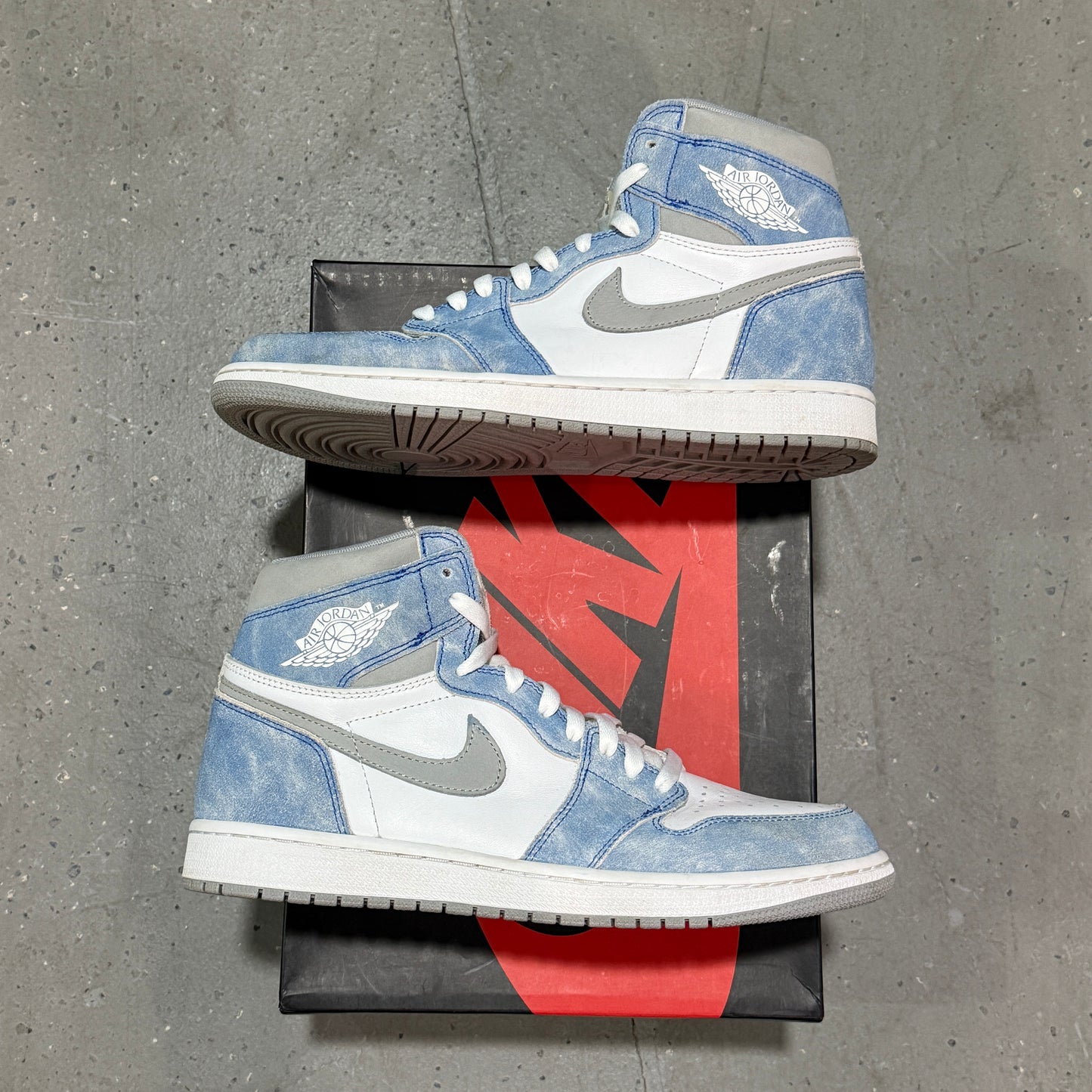Jordan 1 High Retro Hyper Royal *pre-owned* (SIZE 10)