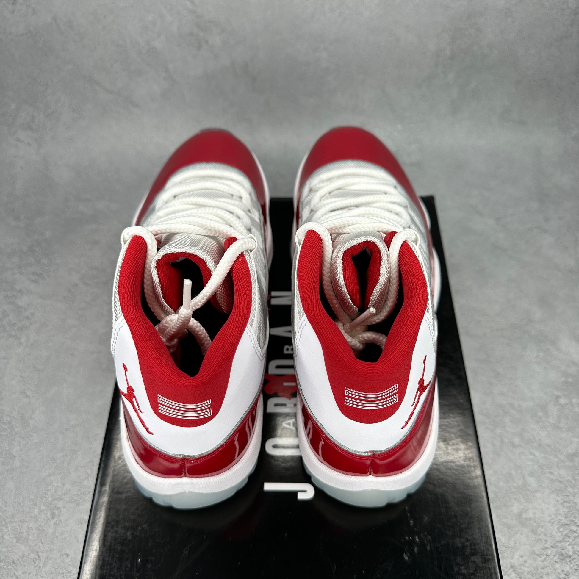 Jordan 11 Retro Cherry (2022) VNDS *pre-owned* SIZE 9