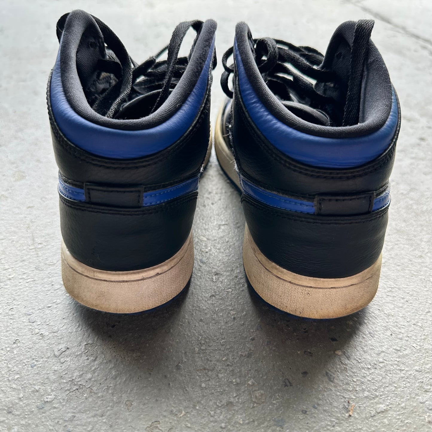 Jordan 1 Mid Royal (2020) (GS) *pre-owned* (SIZE 5Y)