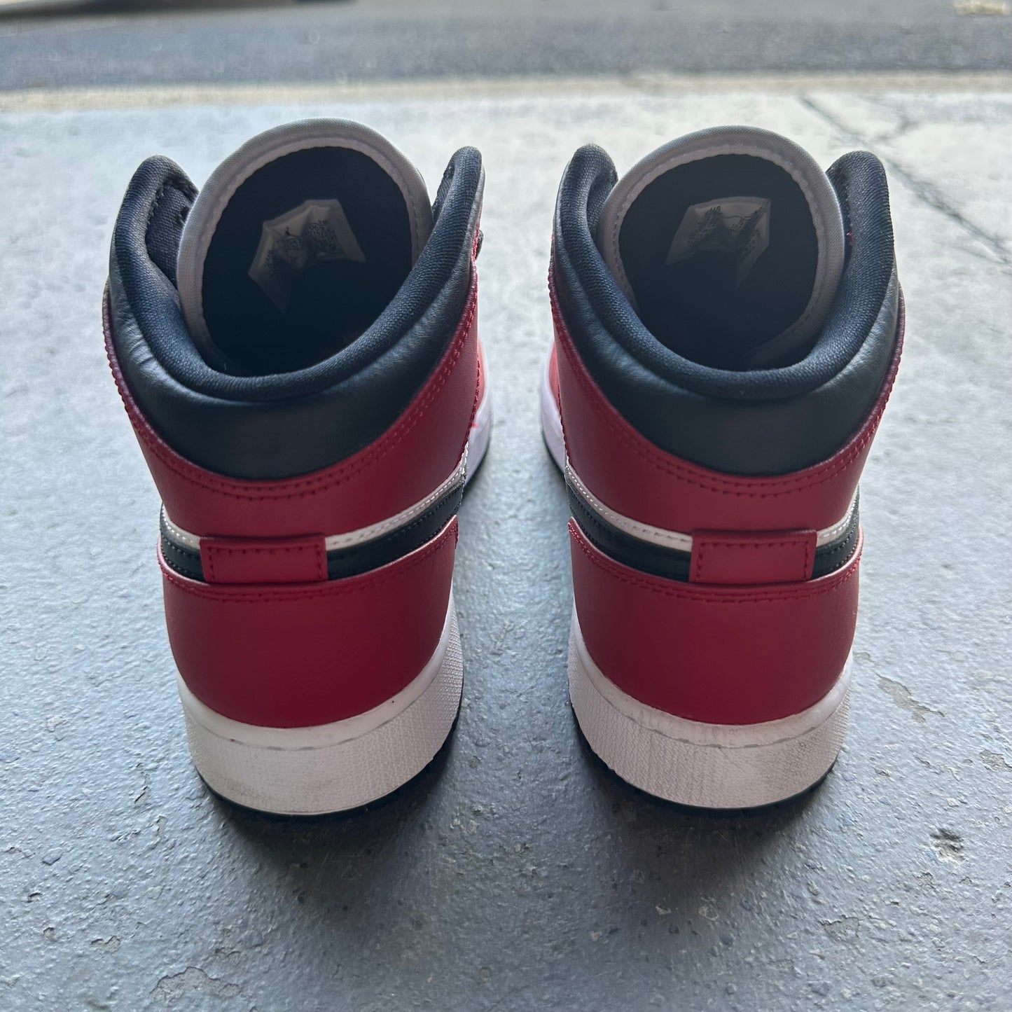 Jordan 1 Mid Chicago Black Toe (GS) *pre-owned* (SIZE 5.5Y)