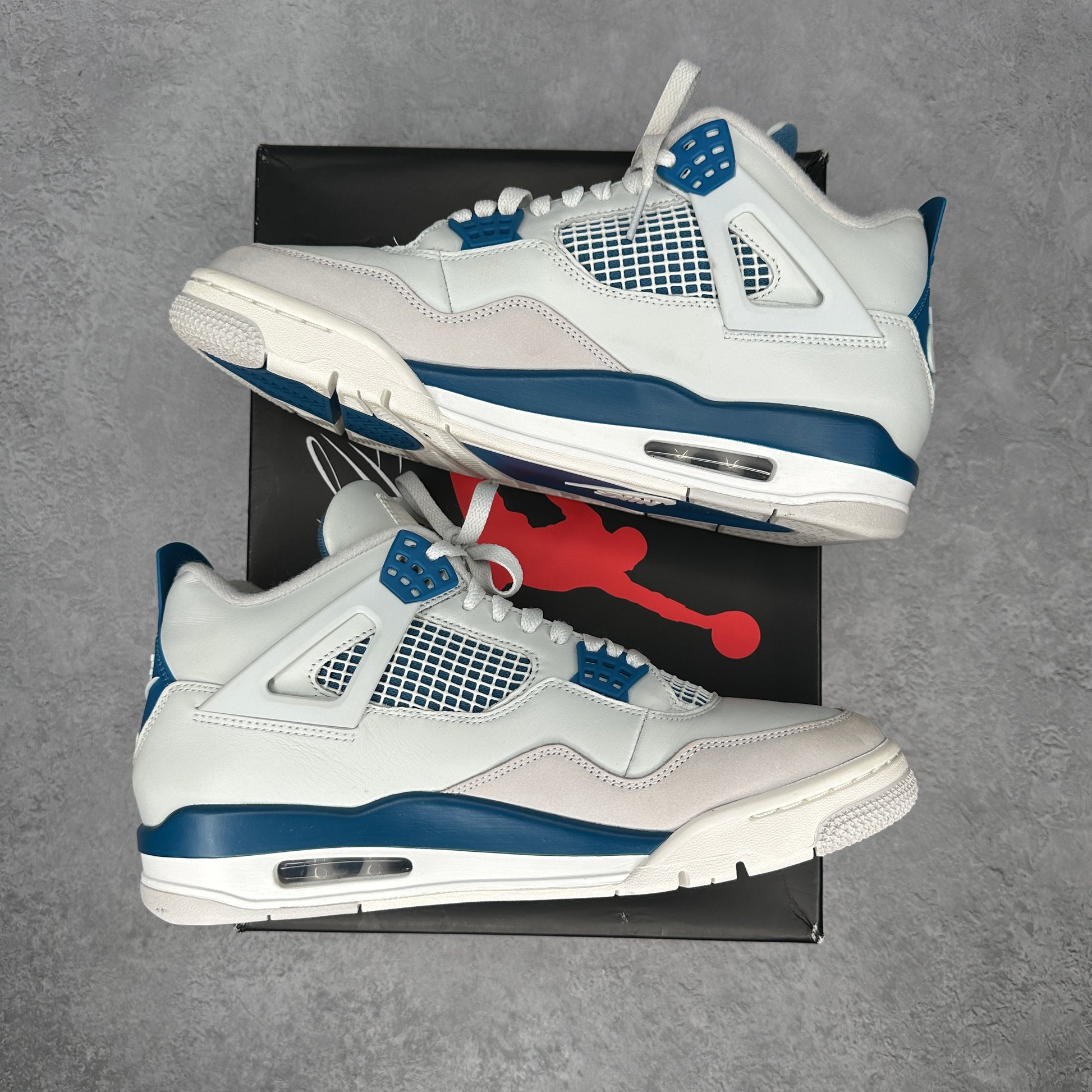 Jordan 4 Retro Military Blue (2024) *pre-owned* SIZE 10.5