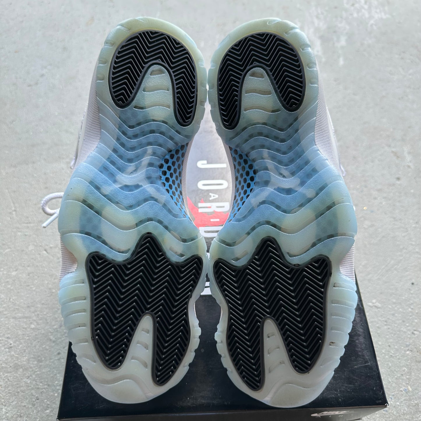 Jordan 11 Retro Legend Blue (2024) *pre-owned* (SIZE 9.5)