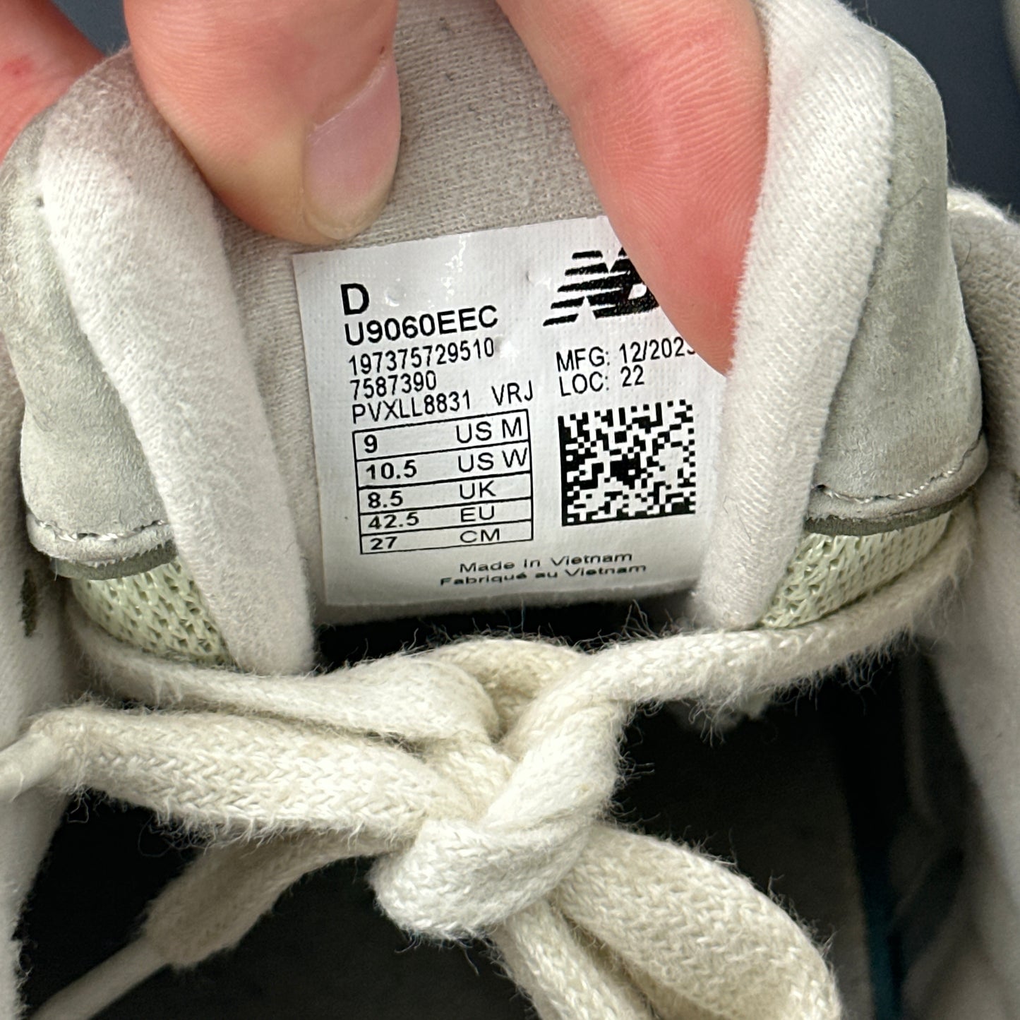 New Balance 9060 Olivine *pre-owned* SIZE 9