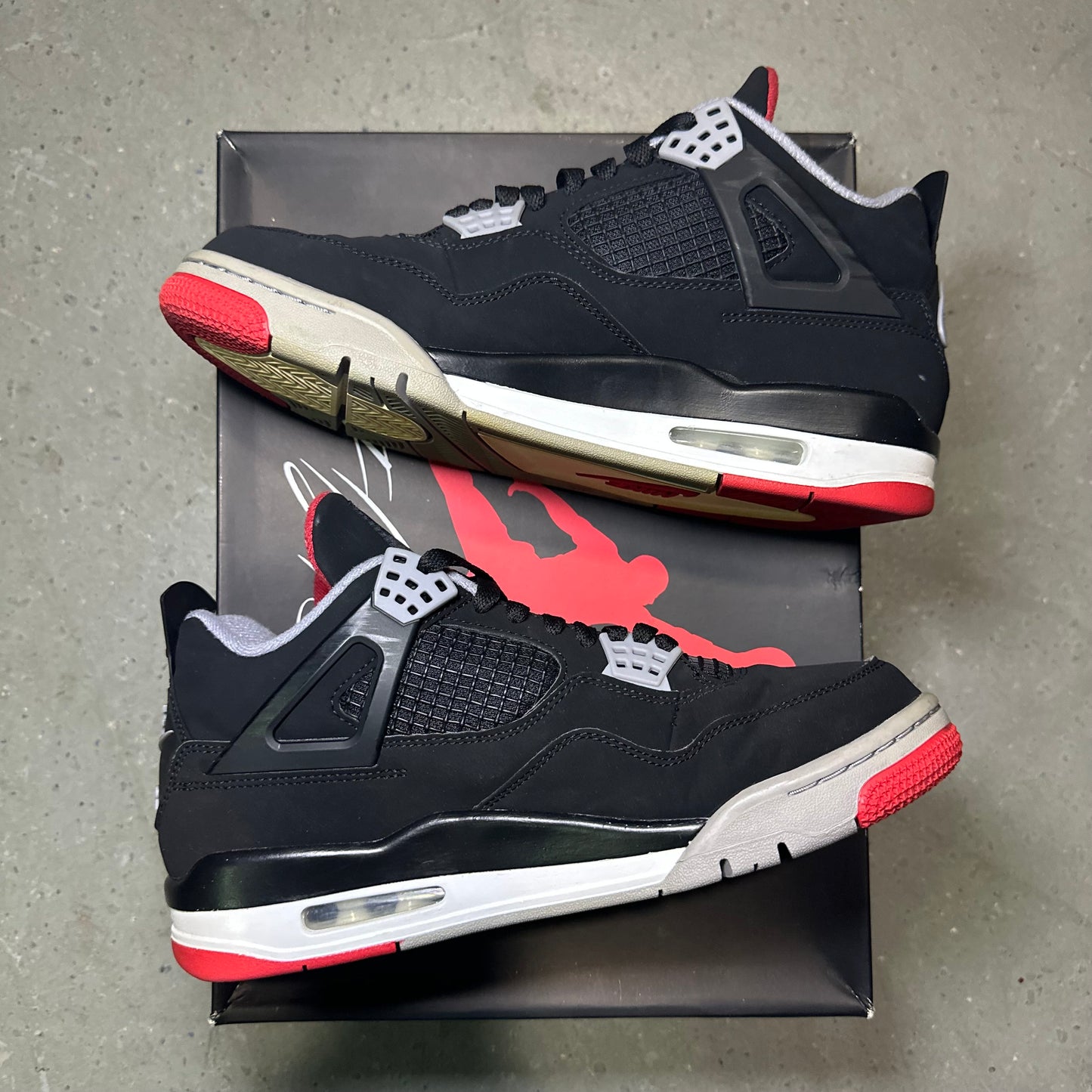 Air Jordan 4 Bred (2019) *pre-owned* (SIZE 8)