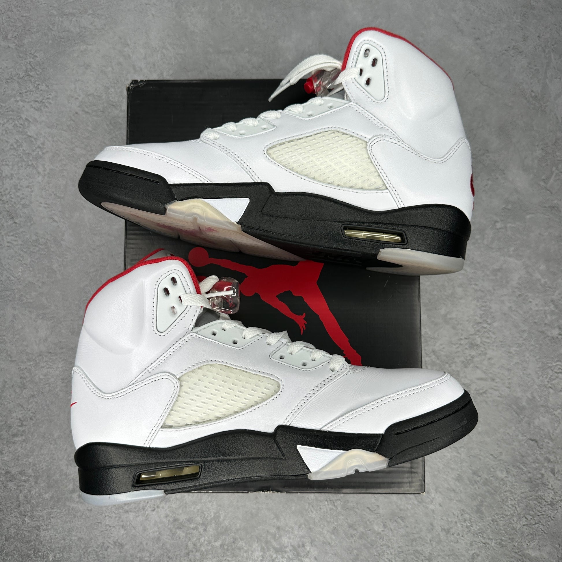 Jordan 5 Retro Fire Red Silver Tongue (2020) VNDS *pre-owned* SIZE 9