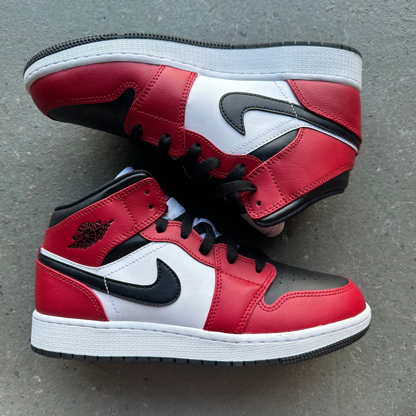 Jordan 1 Mid Chicago Black Toe (GS) *pre-owned* (SIZE 5.5Y)