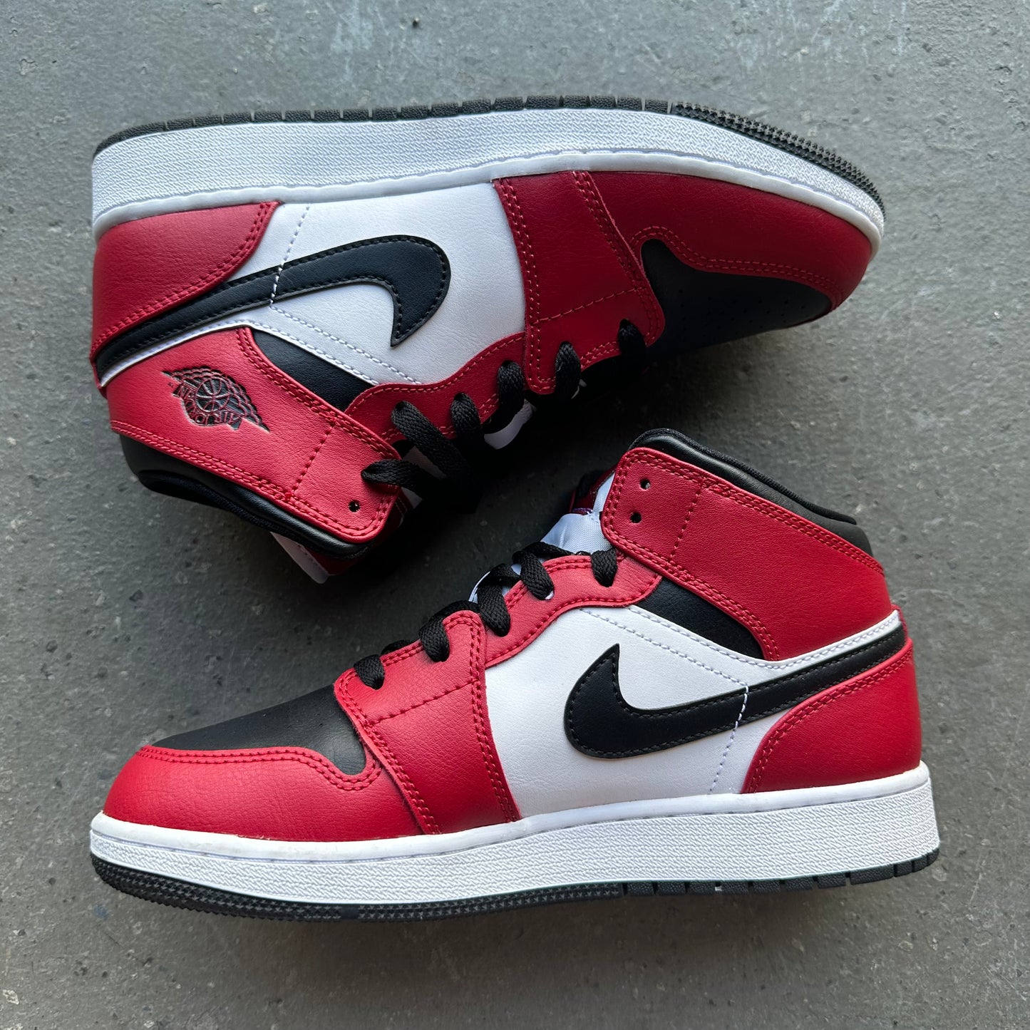Jordan 1 Mid Chicago Black Toe (GS) *pre-owned* (SIZE 5.5Y)