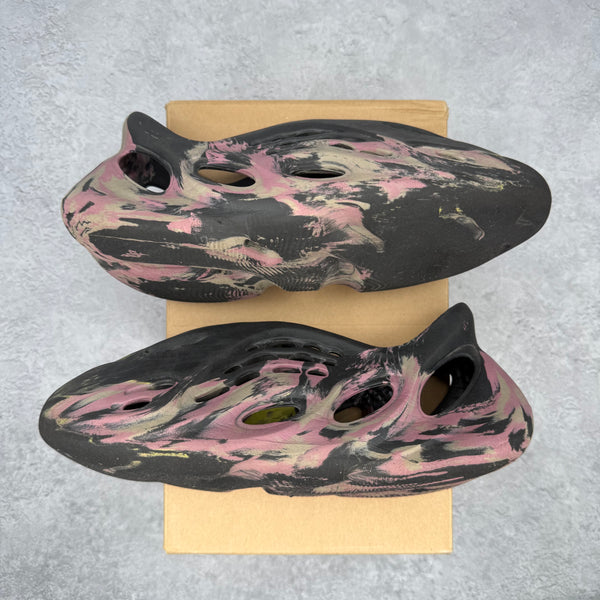 adidas Yeezy Foam RNR MX Carbon *pre-owned* SIZE 9