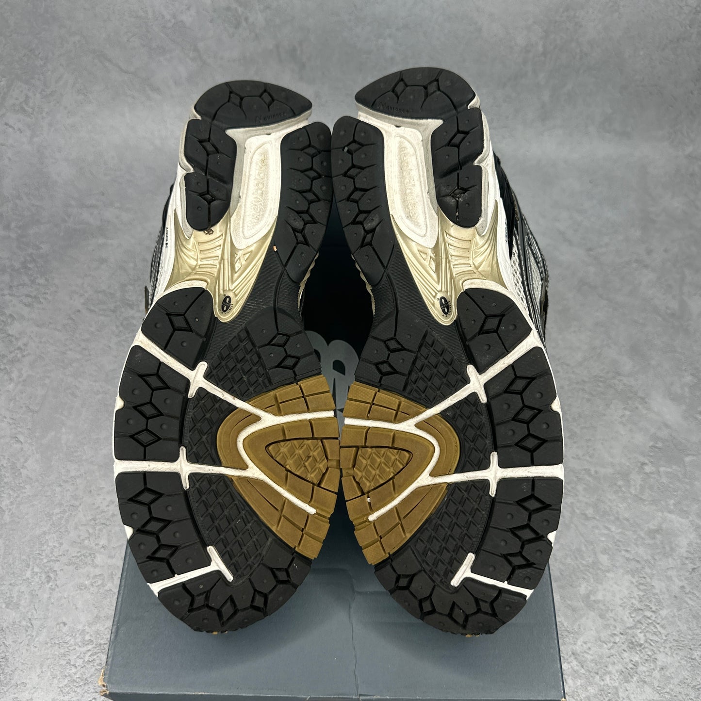 New Balance 1906R White Metallic Gold *pre-owned* SIZE 9