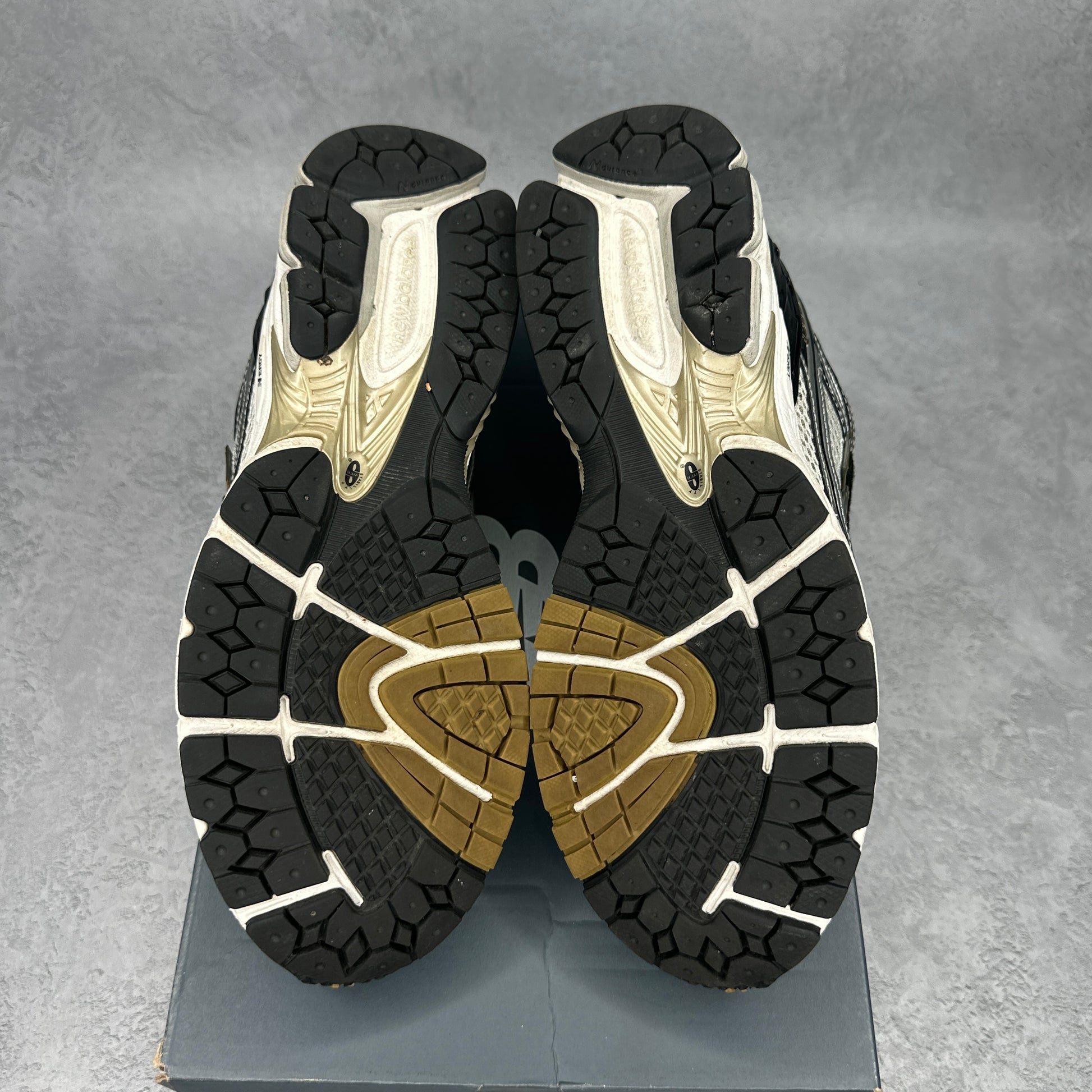 New Balance 1906R White Metallic Gold *pre-owned* SIZE 9