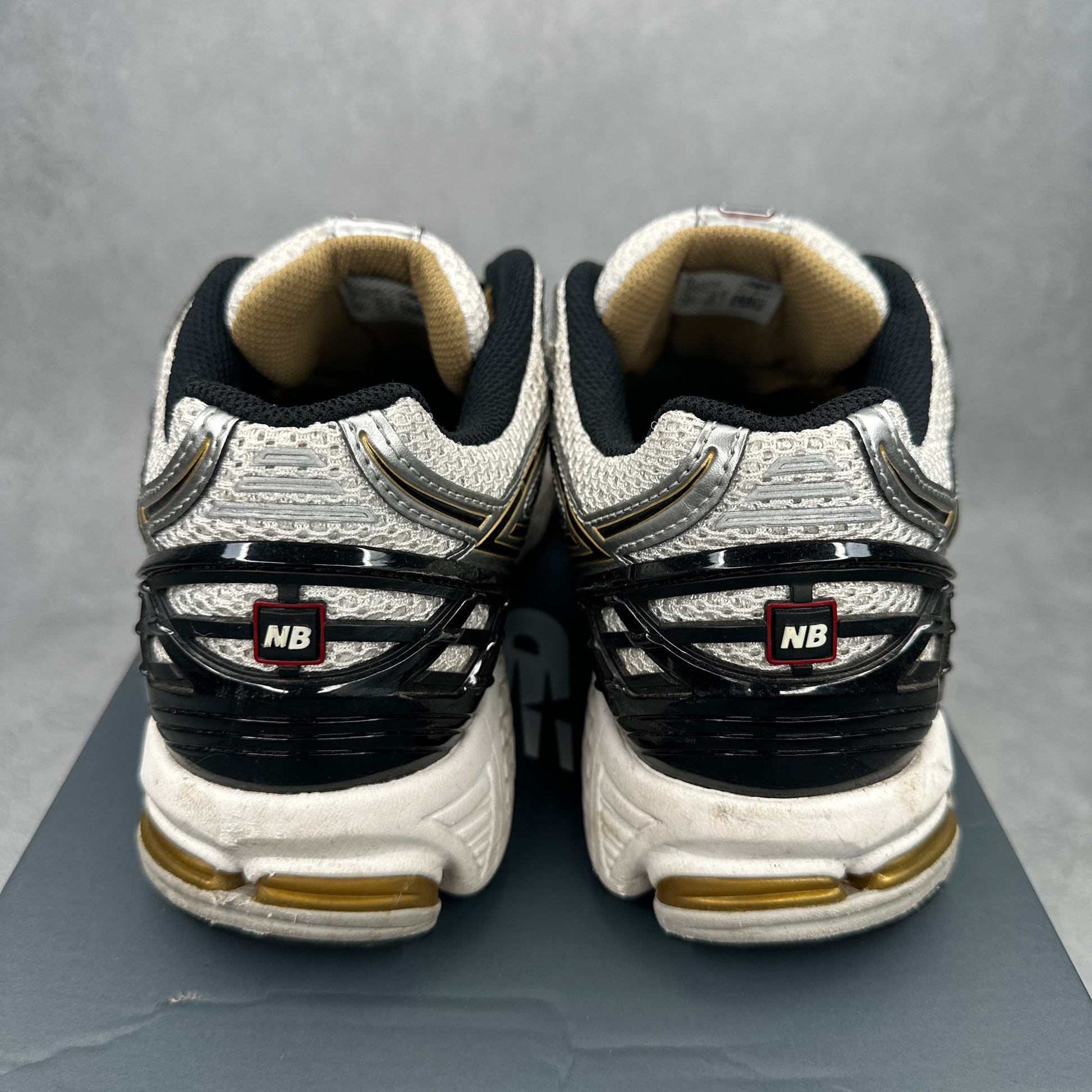 New Balance 1906R White Metallic Gold *pre-owned* SIZE 9