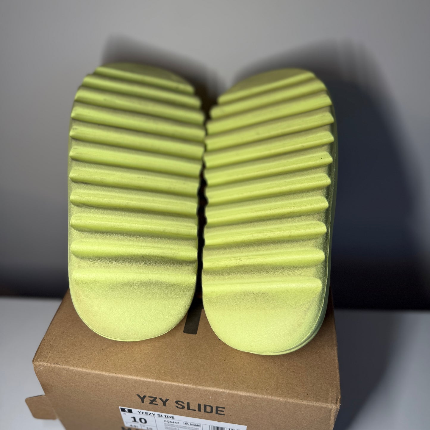 adidas Yeezy Slide Glow Green *pre-owned* (SIZE 10)