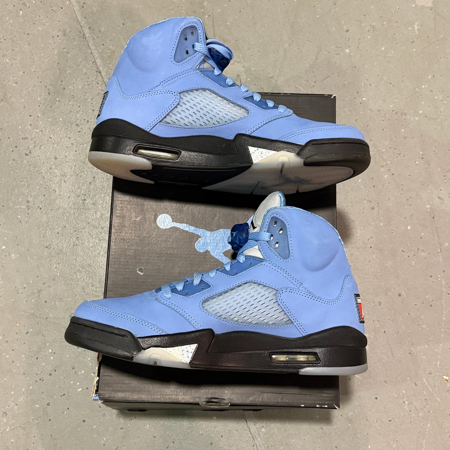 Jordan 5 Retro UNC University Blue *pre-owned* (SIZE 9.5)