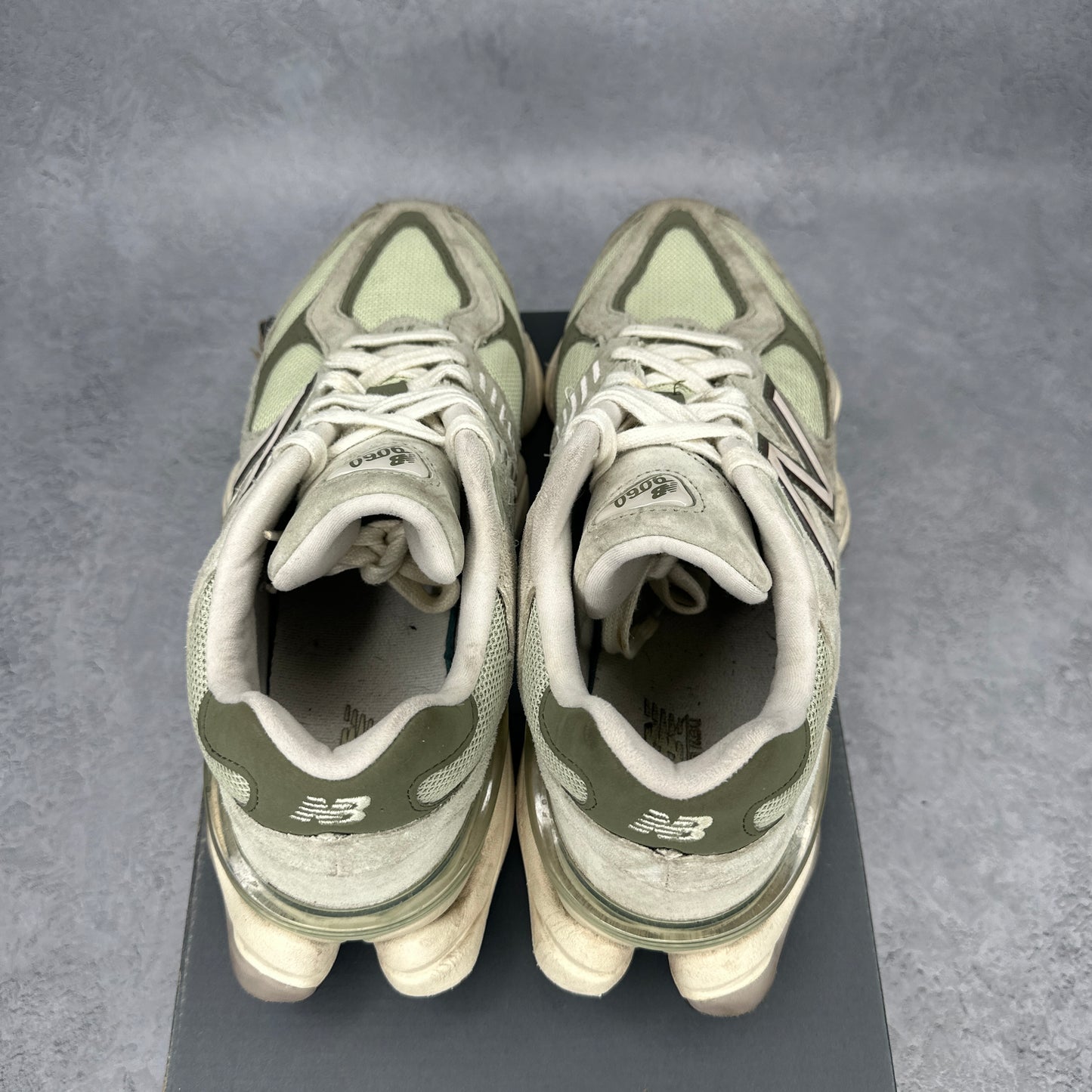 New Balance 9060 Olivine *pre-owned* SIZE 9