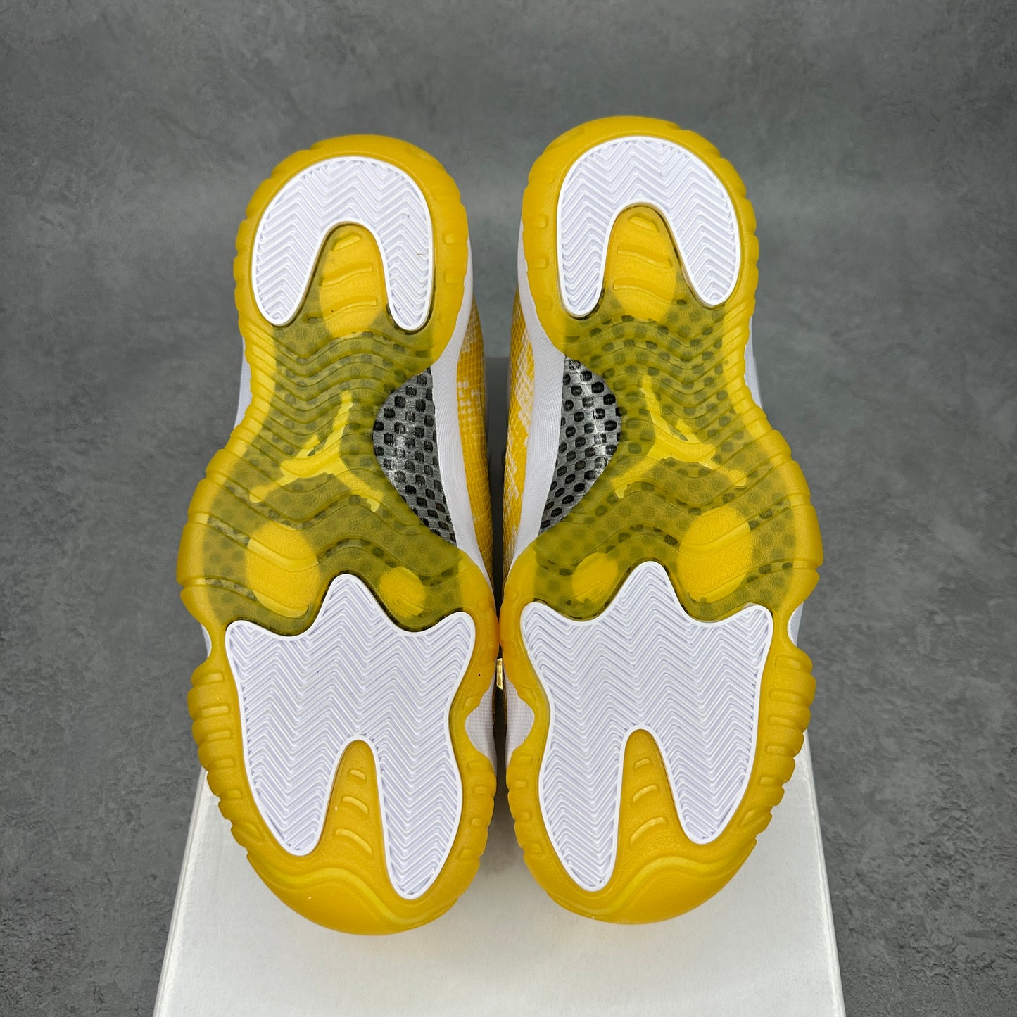 Jordan 11 Retro Low Yellow Snakeskin (Women's) *pre-owned* SIZE 9M/10.5W
