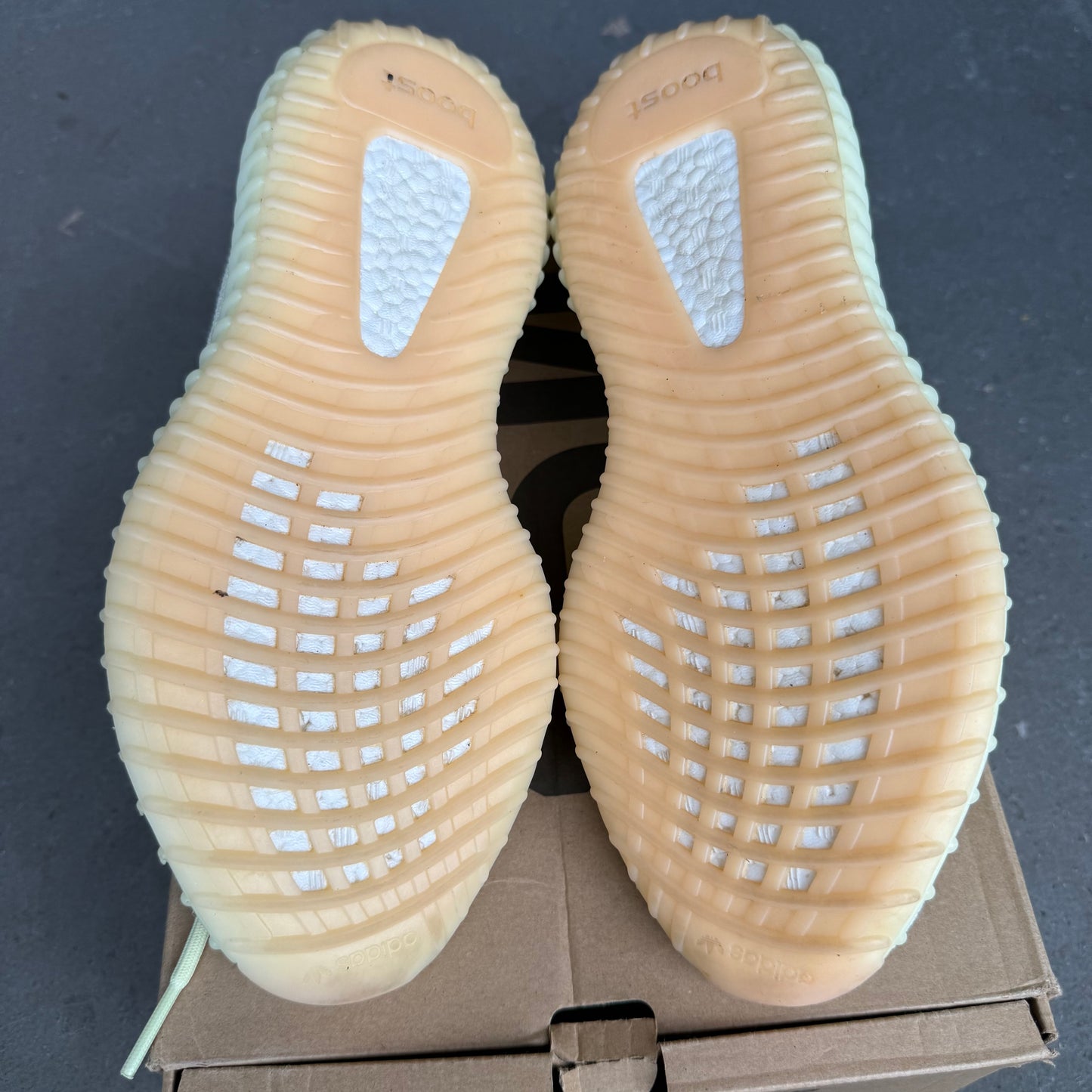 adidas Yeezy Boost 350 V2 Butter *pre-owned* (SIZE 9.5)