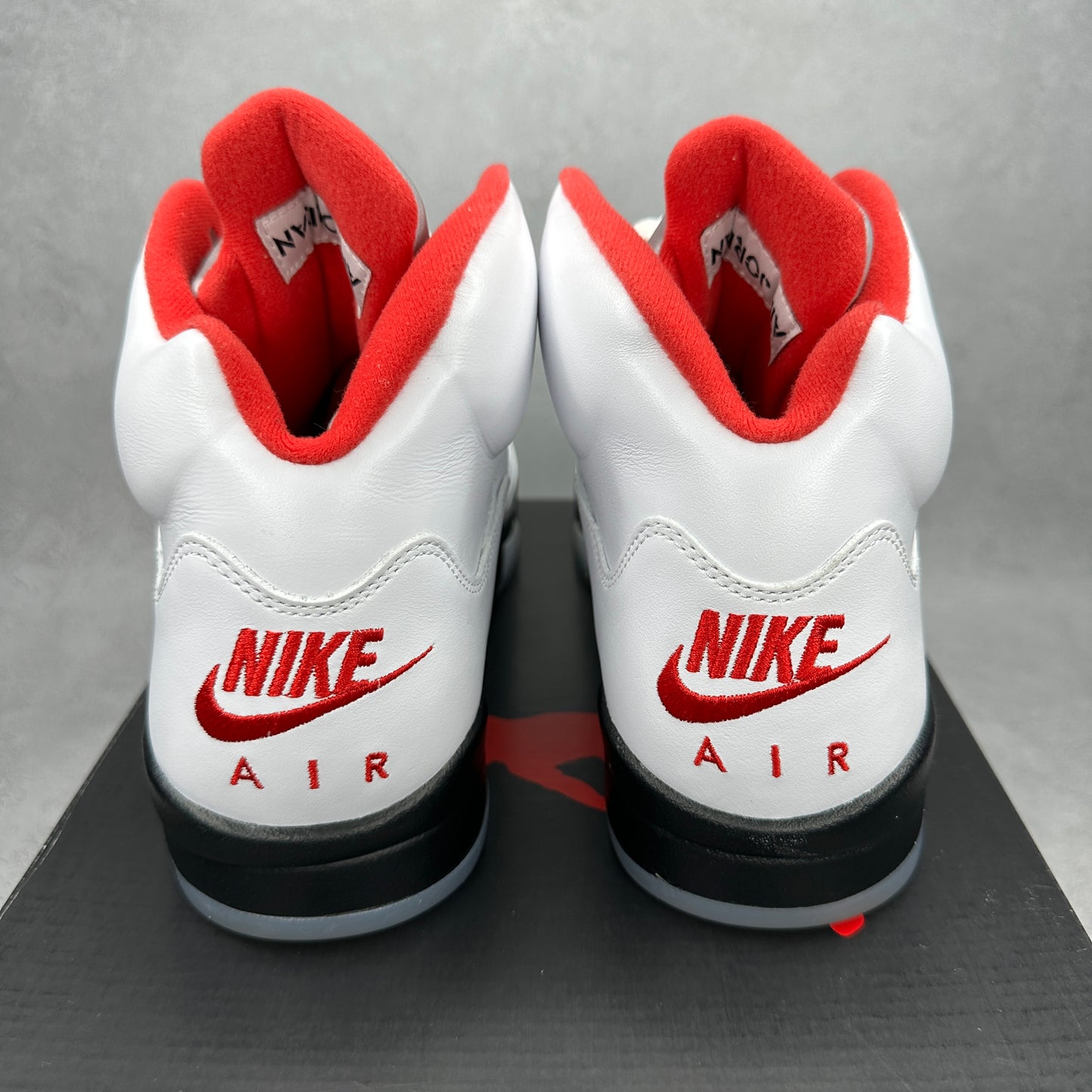 Jordan 5 Retro Fire Red Silver Tongue (2020) VNDS *pre-owned* SIZE 9