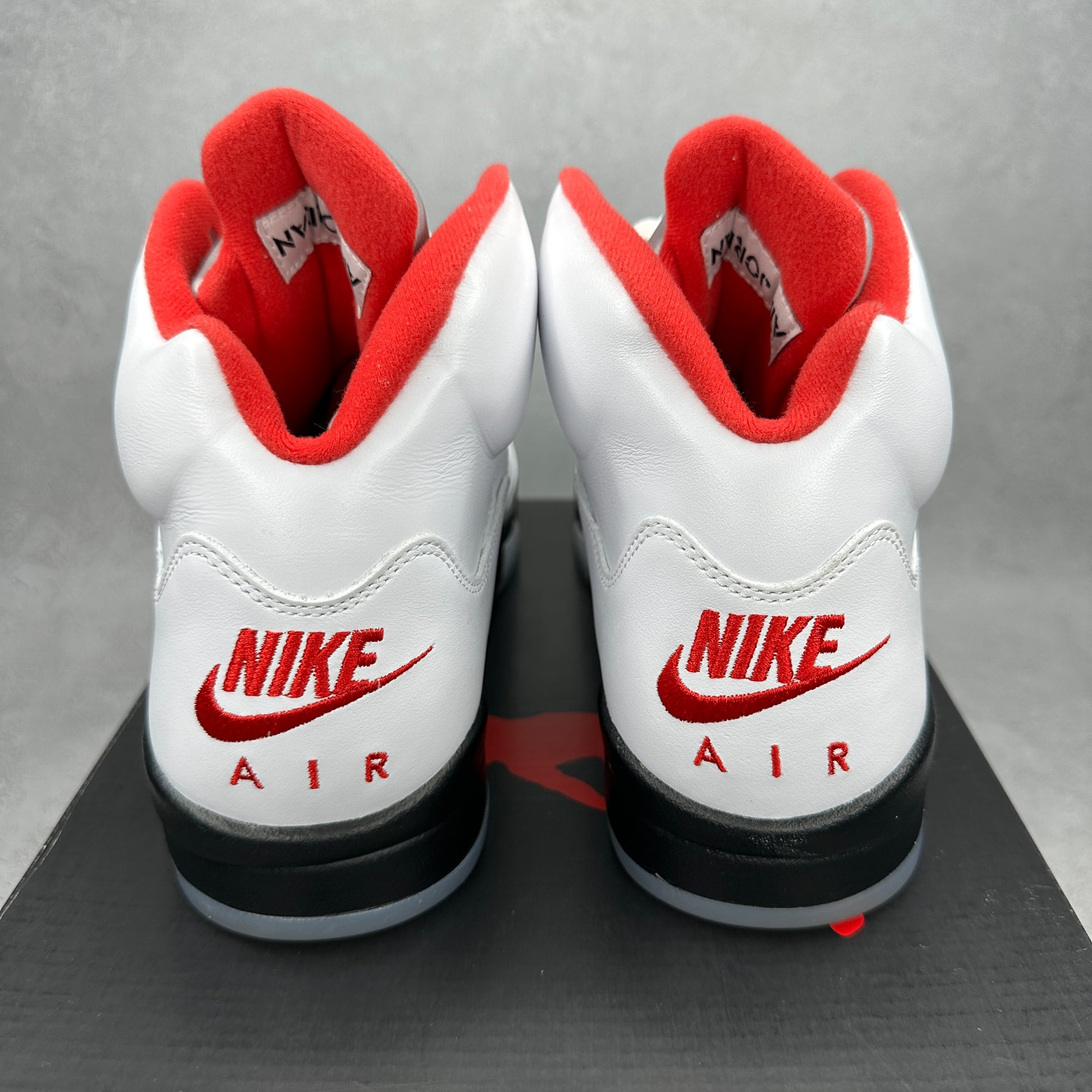 Jordan 5 Retro Fire Red Silver Tongue (2020) VNDS *pre-owned* SIZE 9