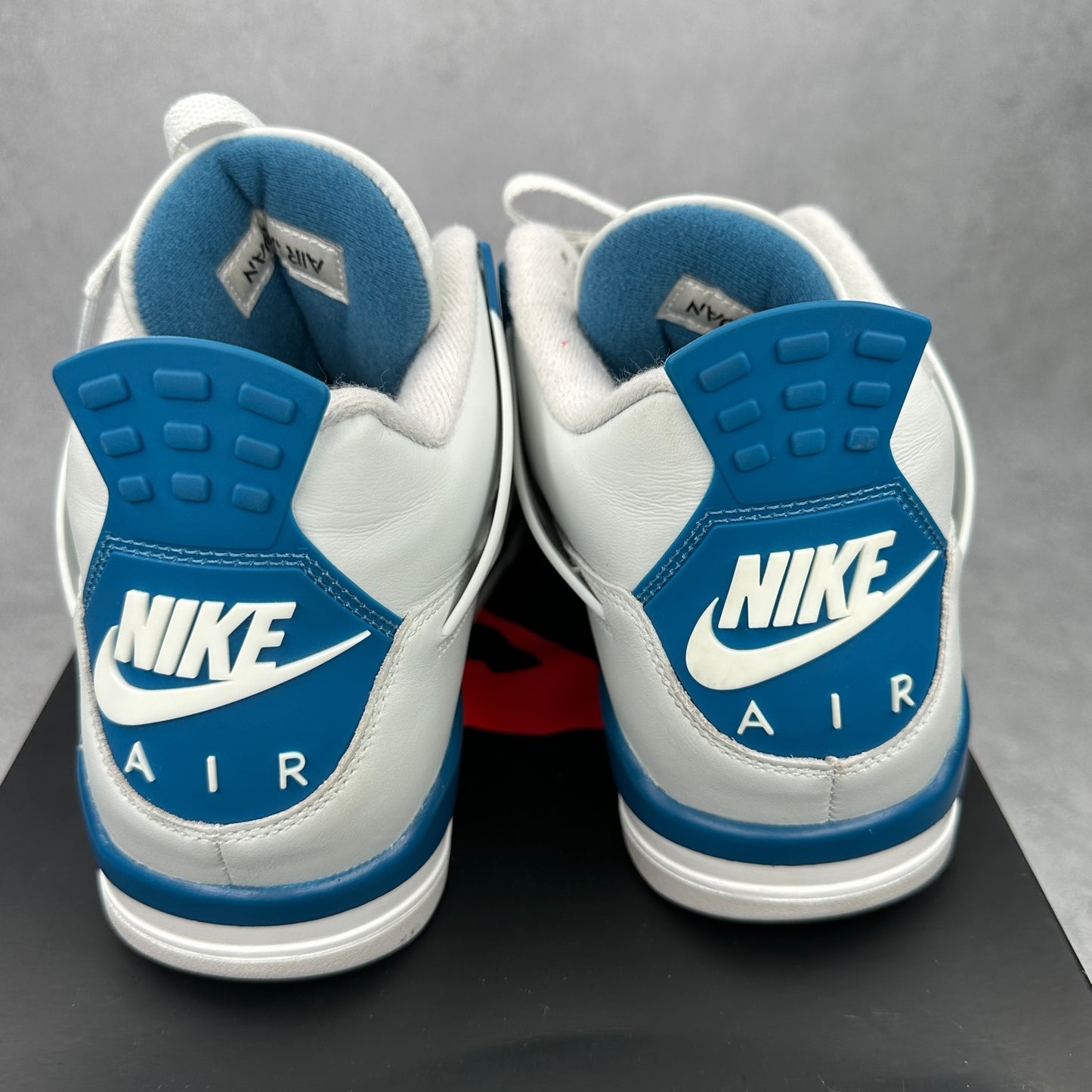 Jordan 4 Retro Military Blue (2024) *pre-owned* SIZE 10.5
