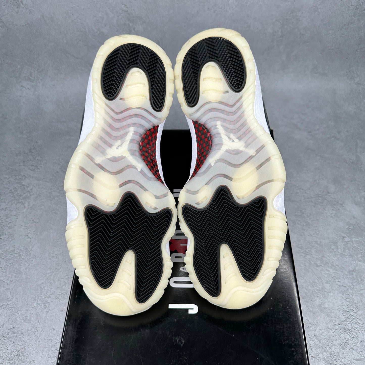 Jordan 11 Retro Low 72-10 *pre-owned* SIZE 9