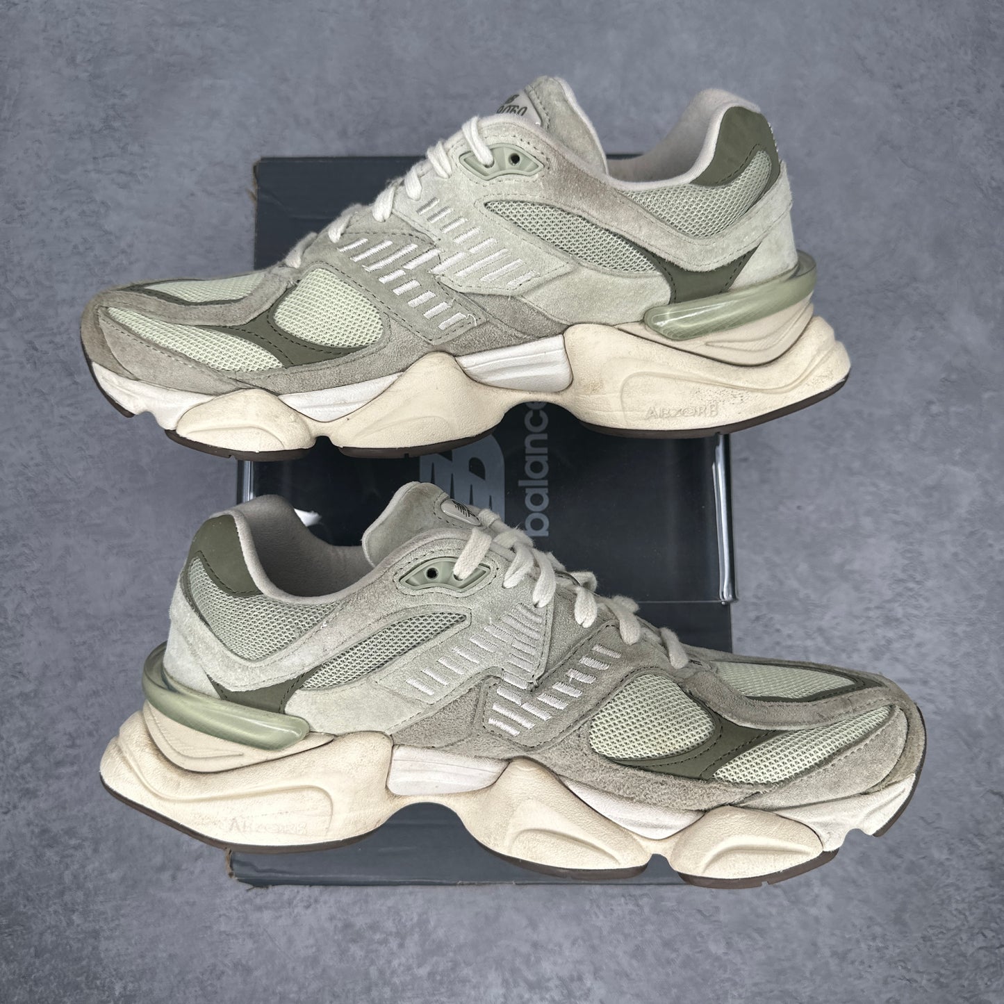 New Balance 9060 Olivine *pre-owned* SIZE 9