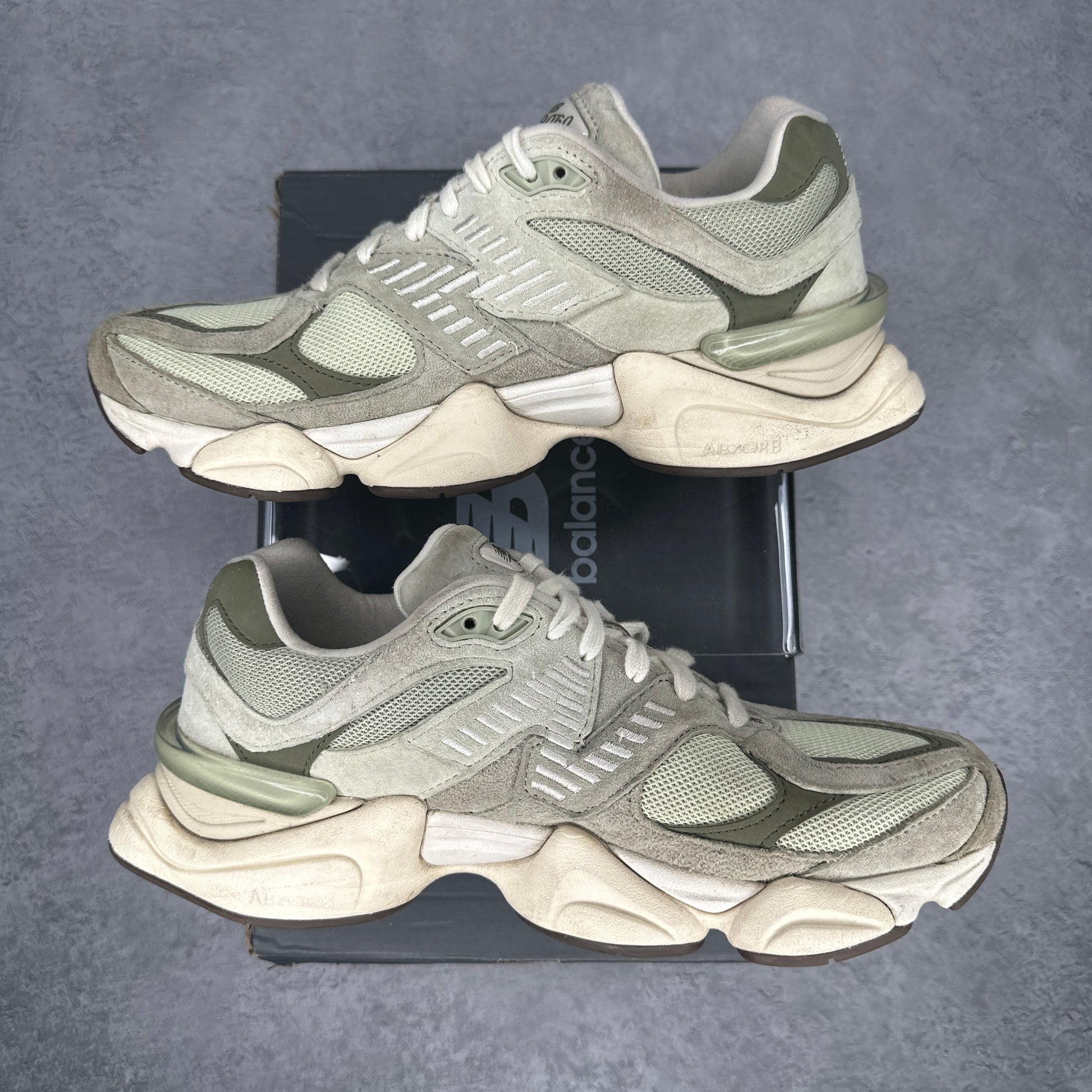 New Balance 9060 Olivine *pre-owned* SIZE 9