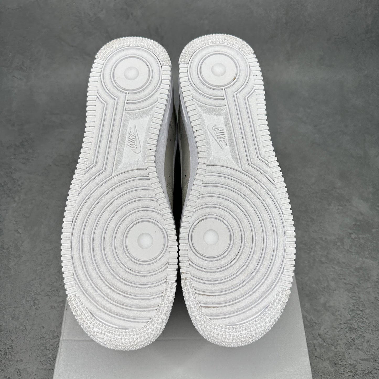 Nike Air Force 1 Low '07 Light Bone White VNDS *pre-owned* SIZE 9