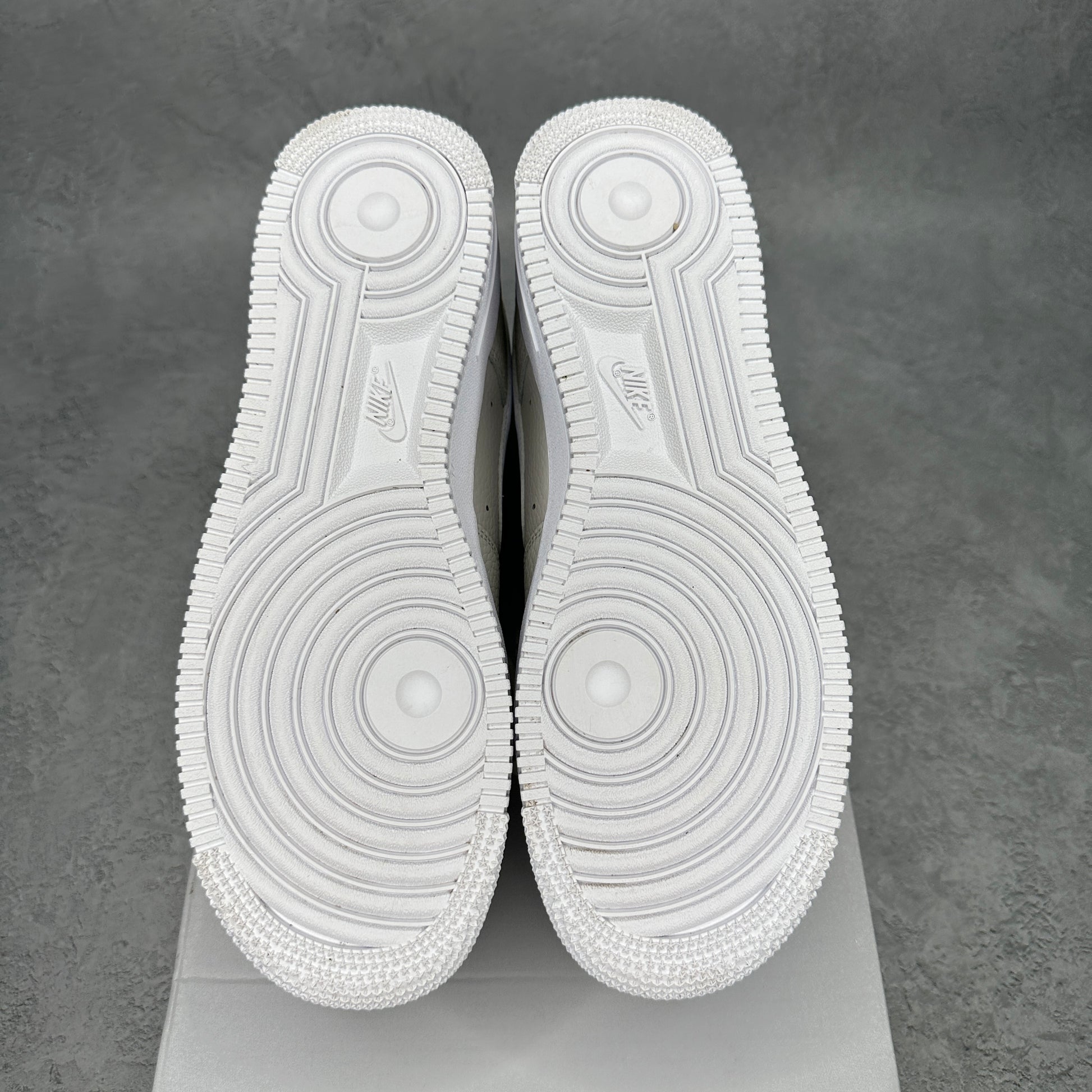 Nike Air Force 1 Low '07 Light Bone White VNDS *pre-owned* SIZE 9