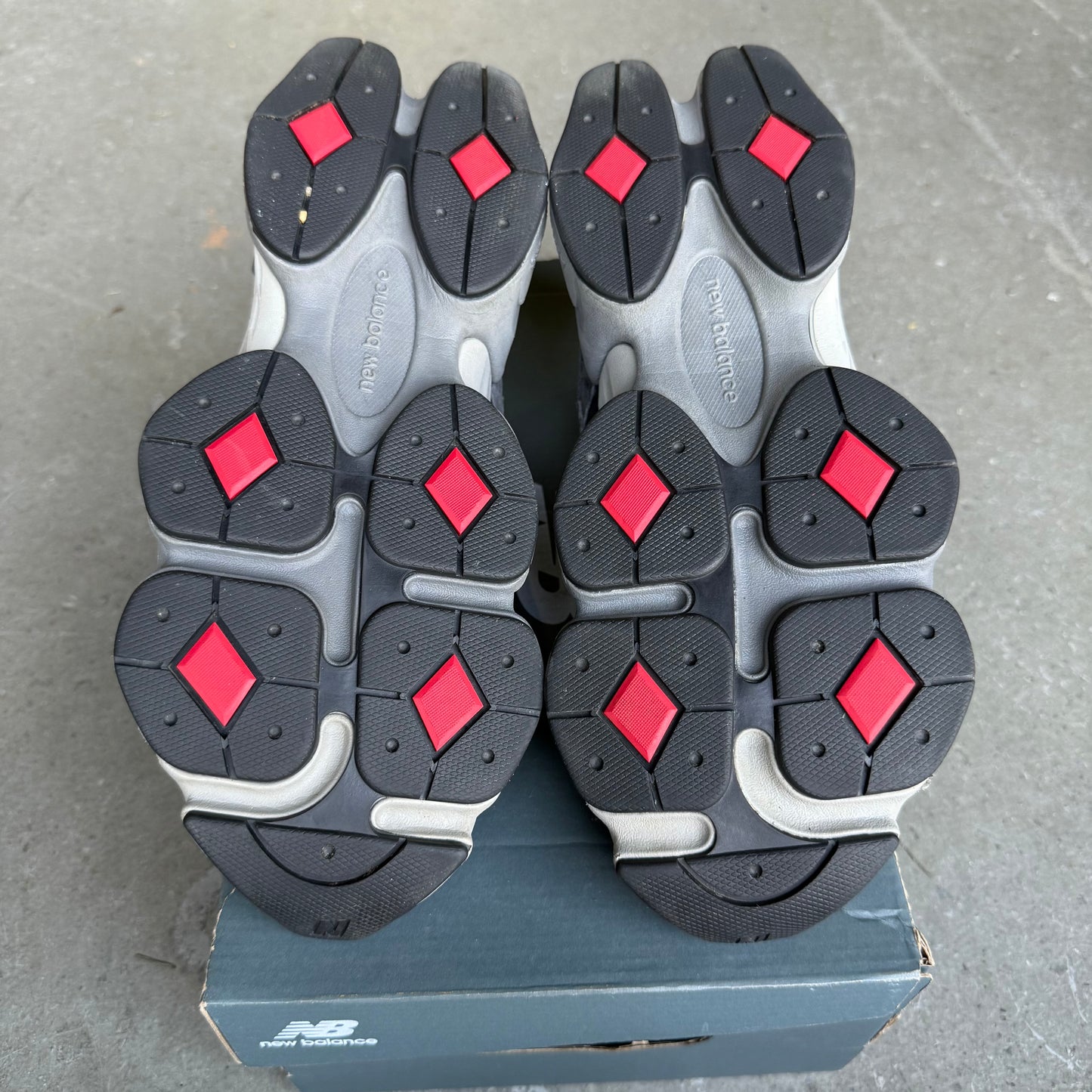 New Balance 9060 Black Castlerock Grey *pre-owned* (SIZE 8)