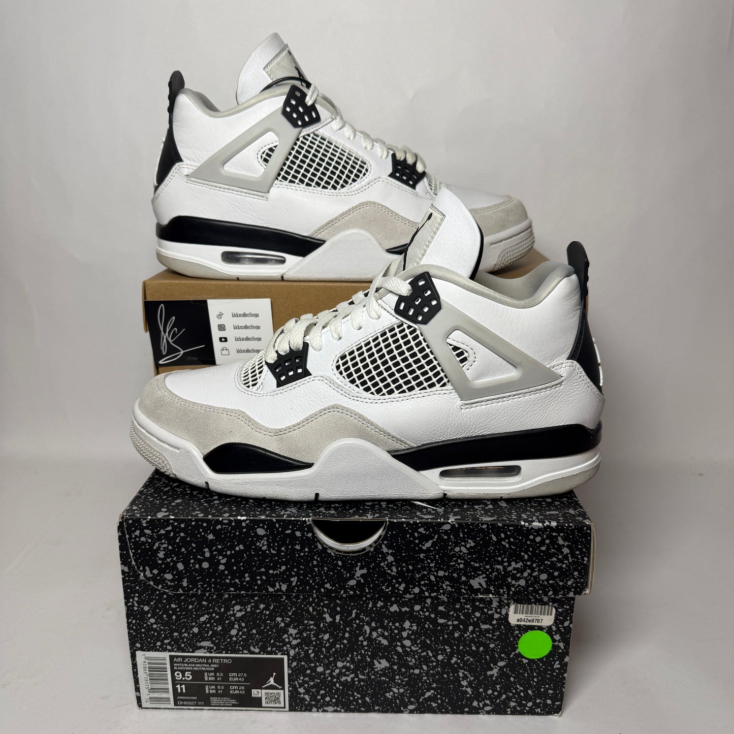 Air Jordan 4 Retro Military Black *pre-owned* (SIZE 9.5)