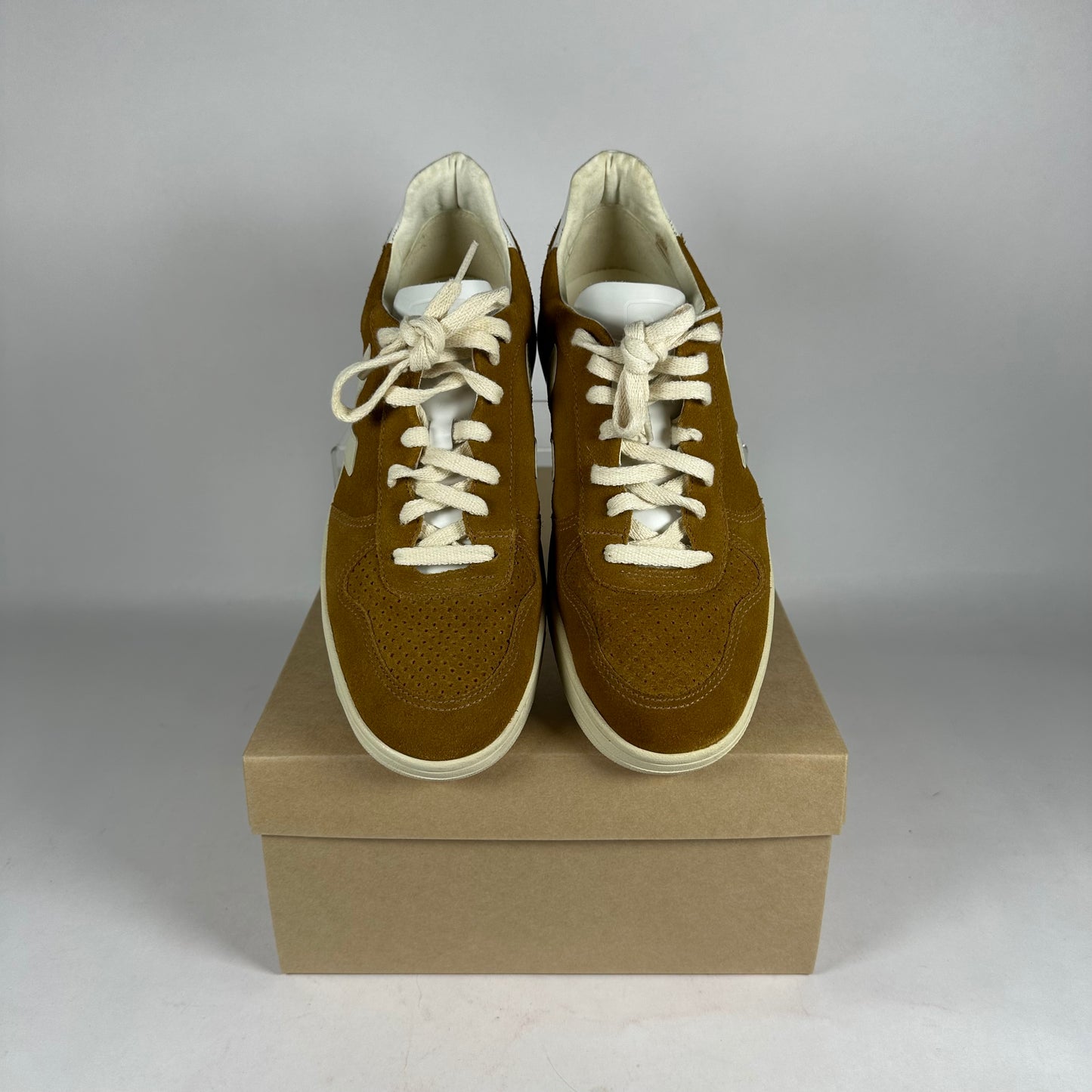 Veja Tan/Brown Sneaker *pre-owned* size 9