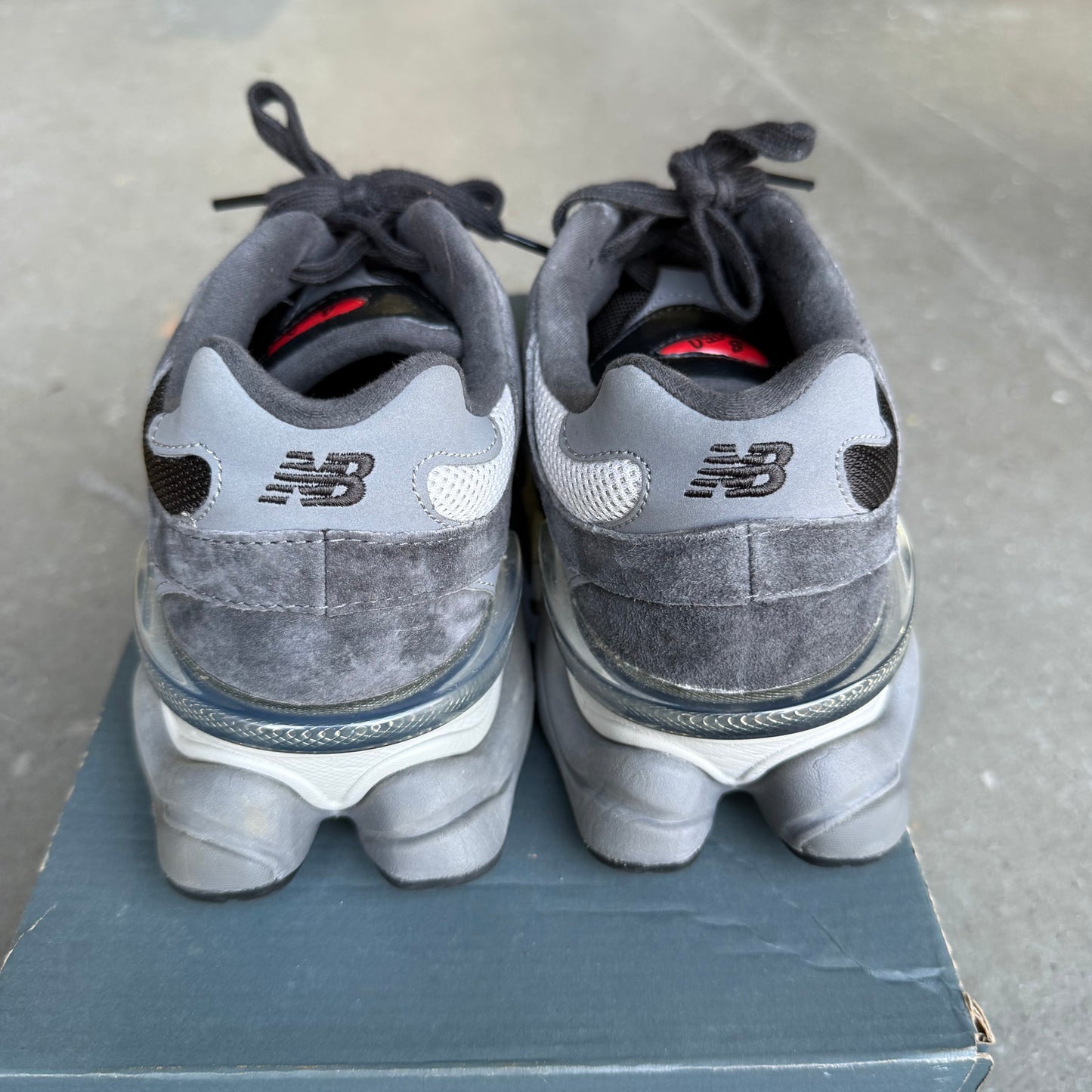 New Balance 9060 Black Castlerock Grey *pre-owned* (SIZE 8)