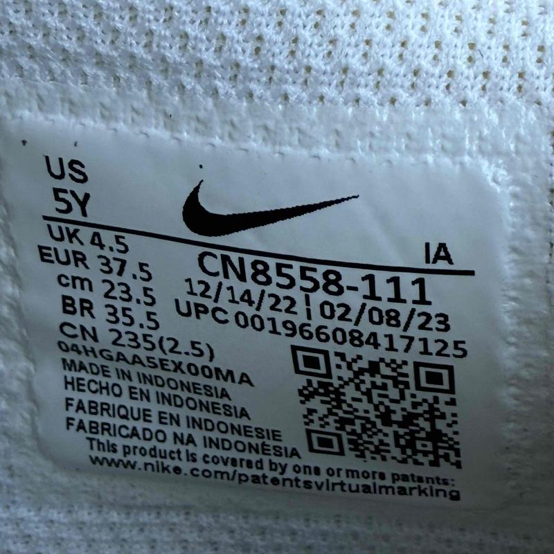 Nike MD Valiant GS White Pink Spell *pre-owned* SIZE 5Y